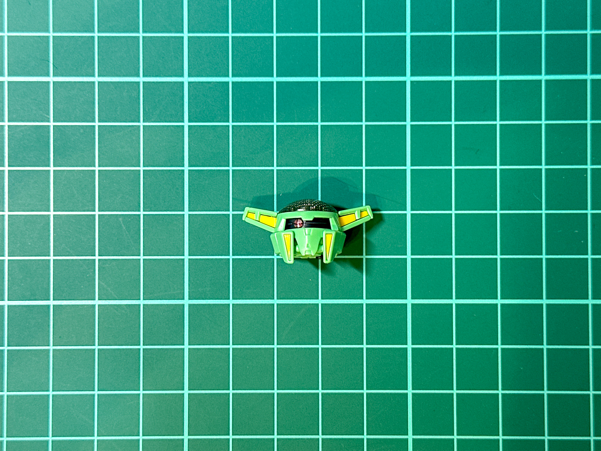 組み立て後もモノアイは左右に可動可能です。