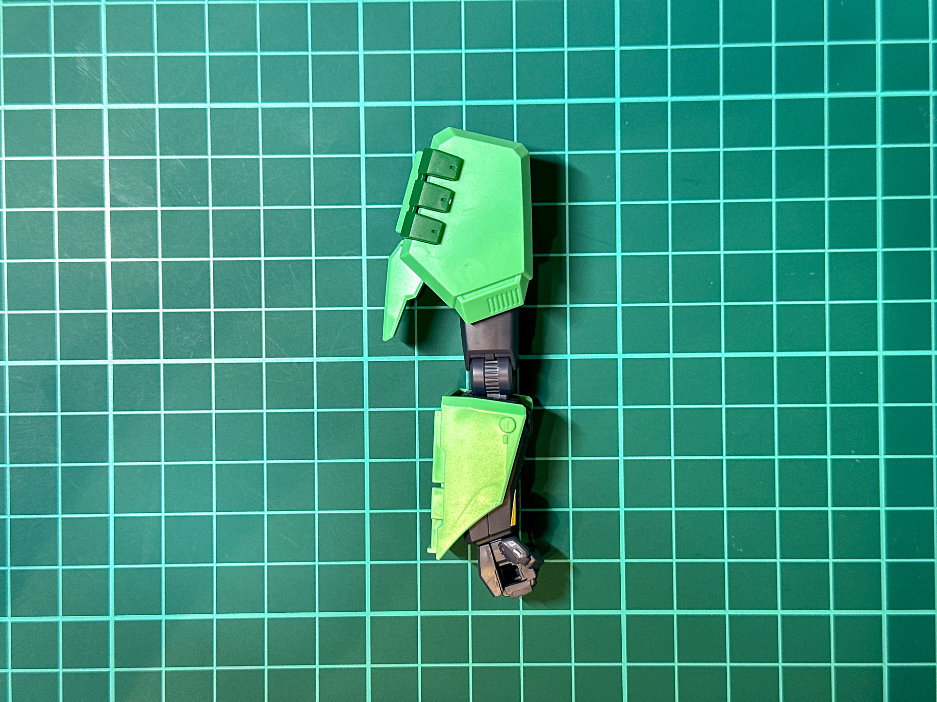 右前腕にはシールドの接続ジョイントがあります。