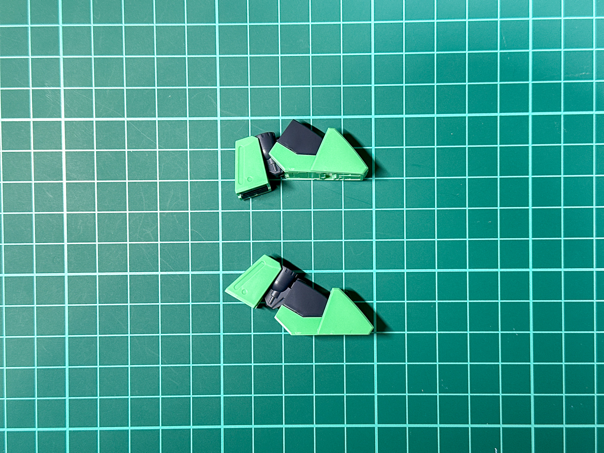 完成後の足部はつま先部が可動します。