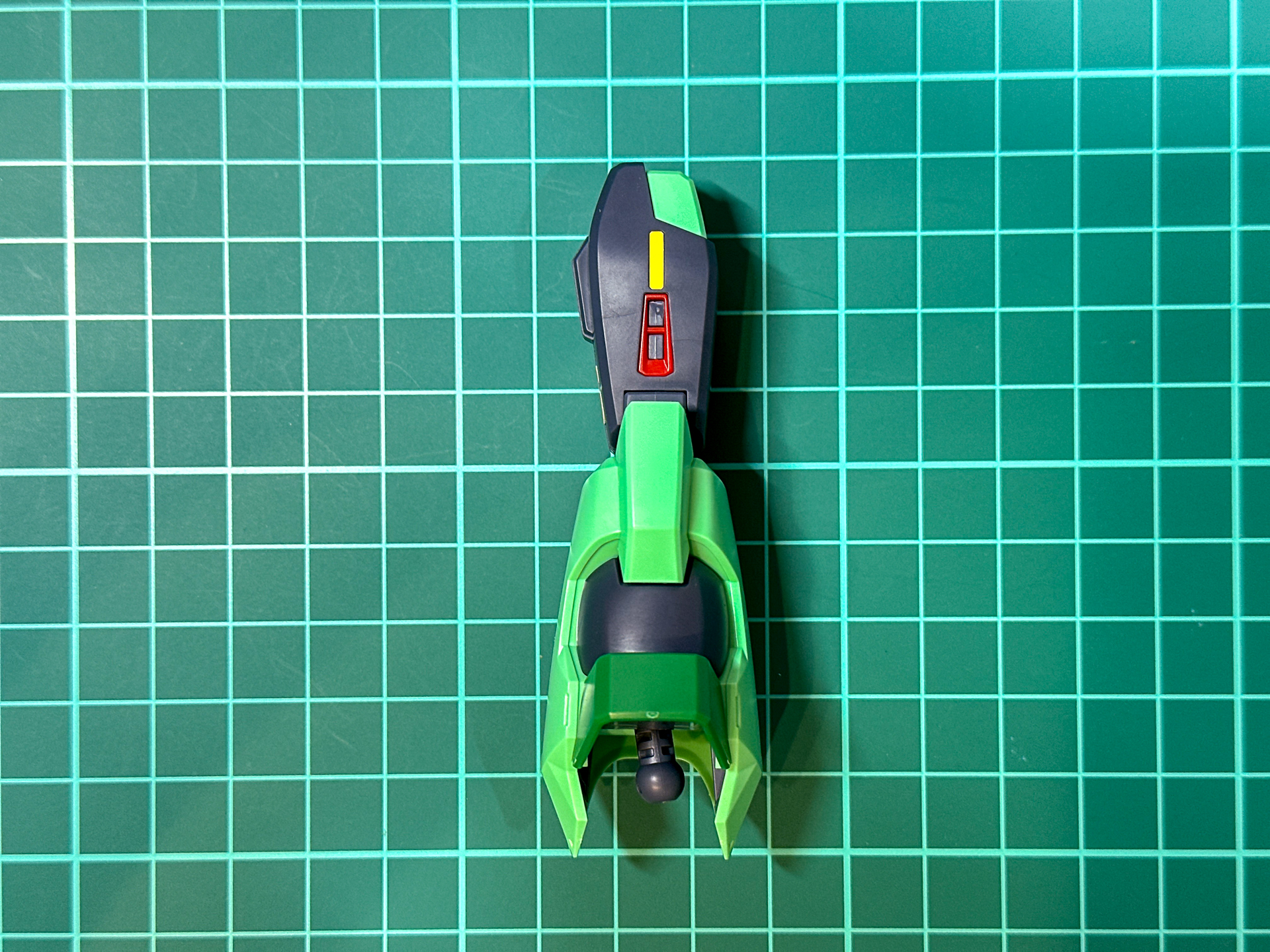 脚部形状は左右対称形状です。