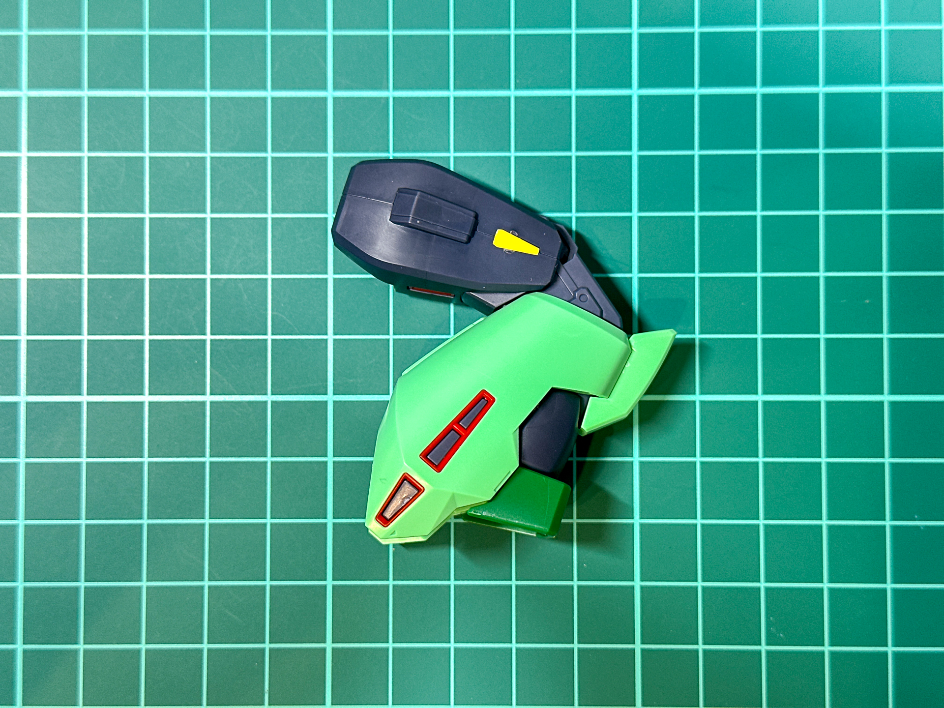 本キットの膝関節には二重関節が採用されています。