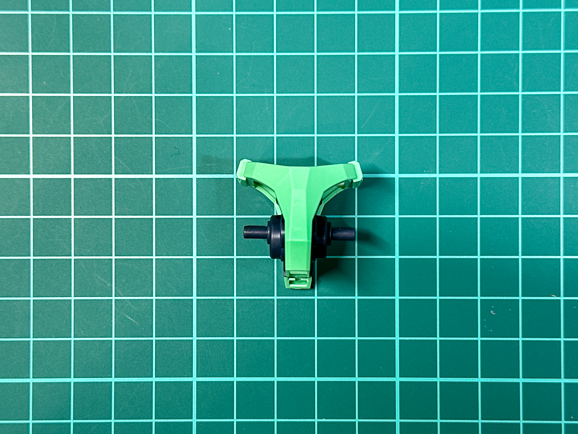 本機の腰部はスカートのないデザインとなっています。