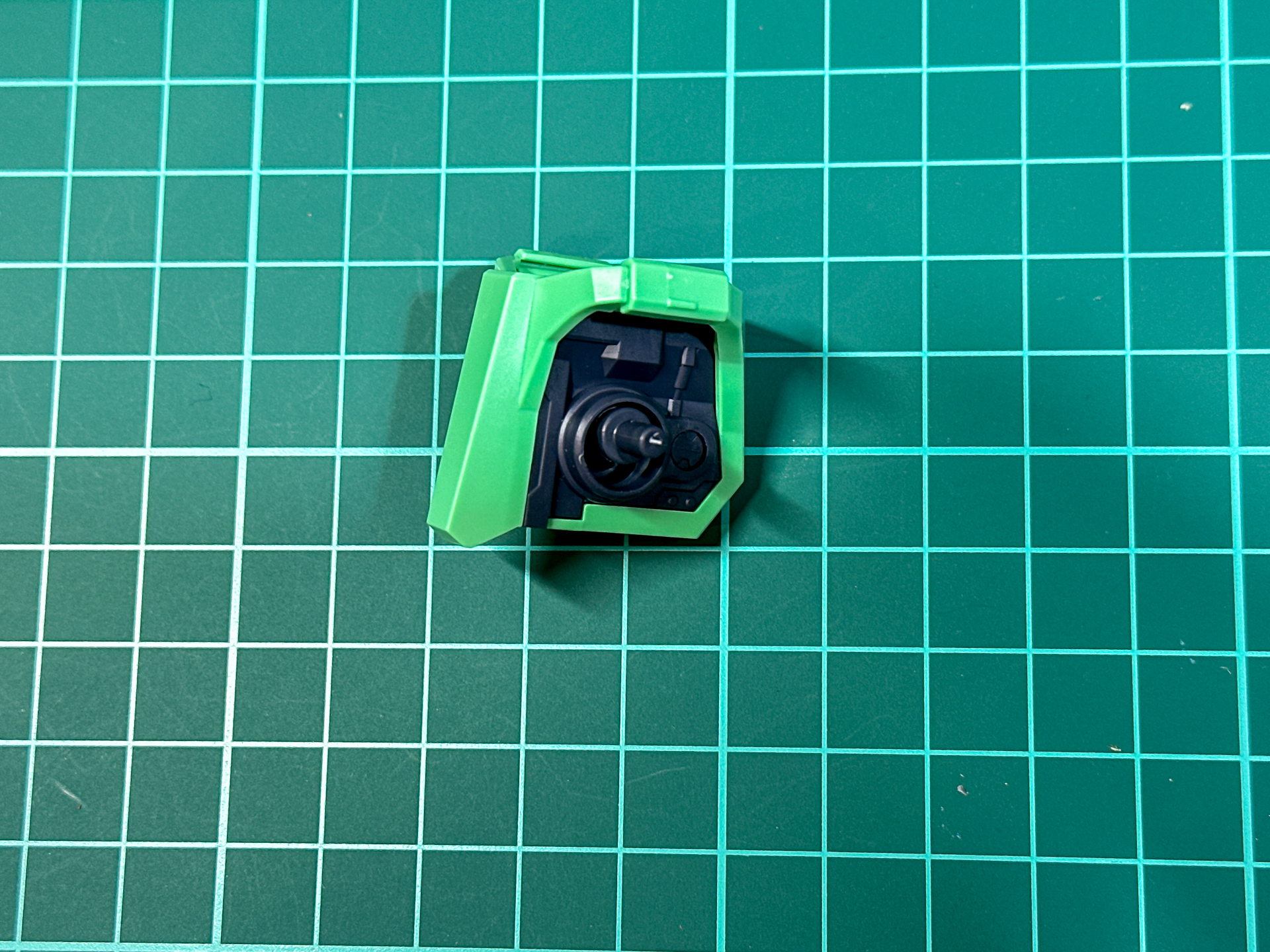 脚部との接続軸は上下にスイング可動が搭載されており、ポージングの幅が広がります。