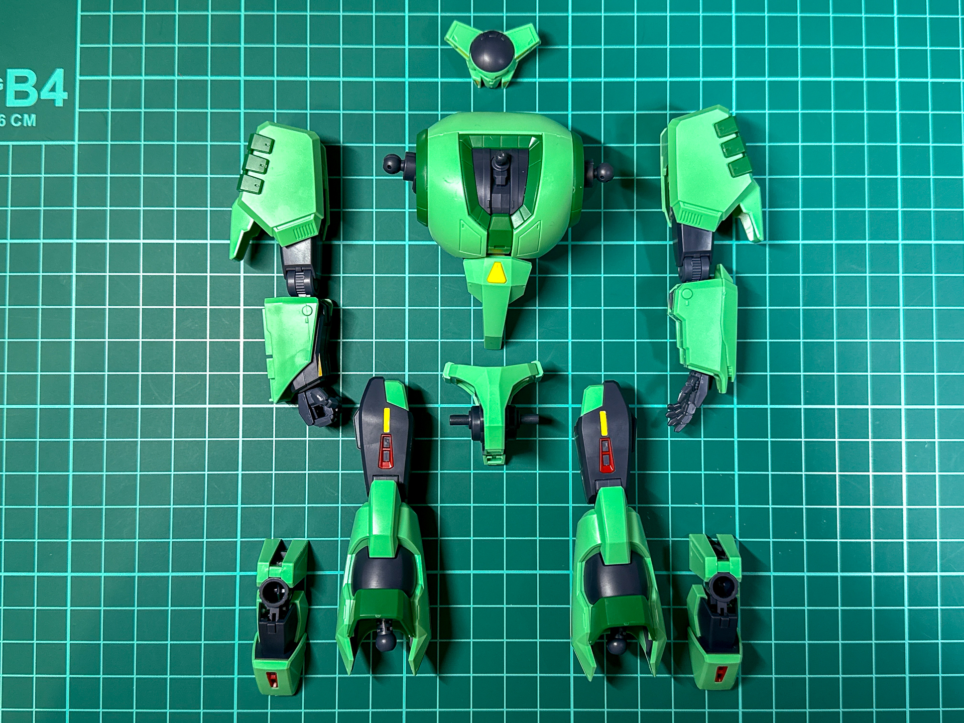 脚部の接続は軸接続、その他はボールジョイントによる接続となっています。