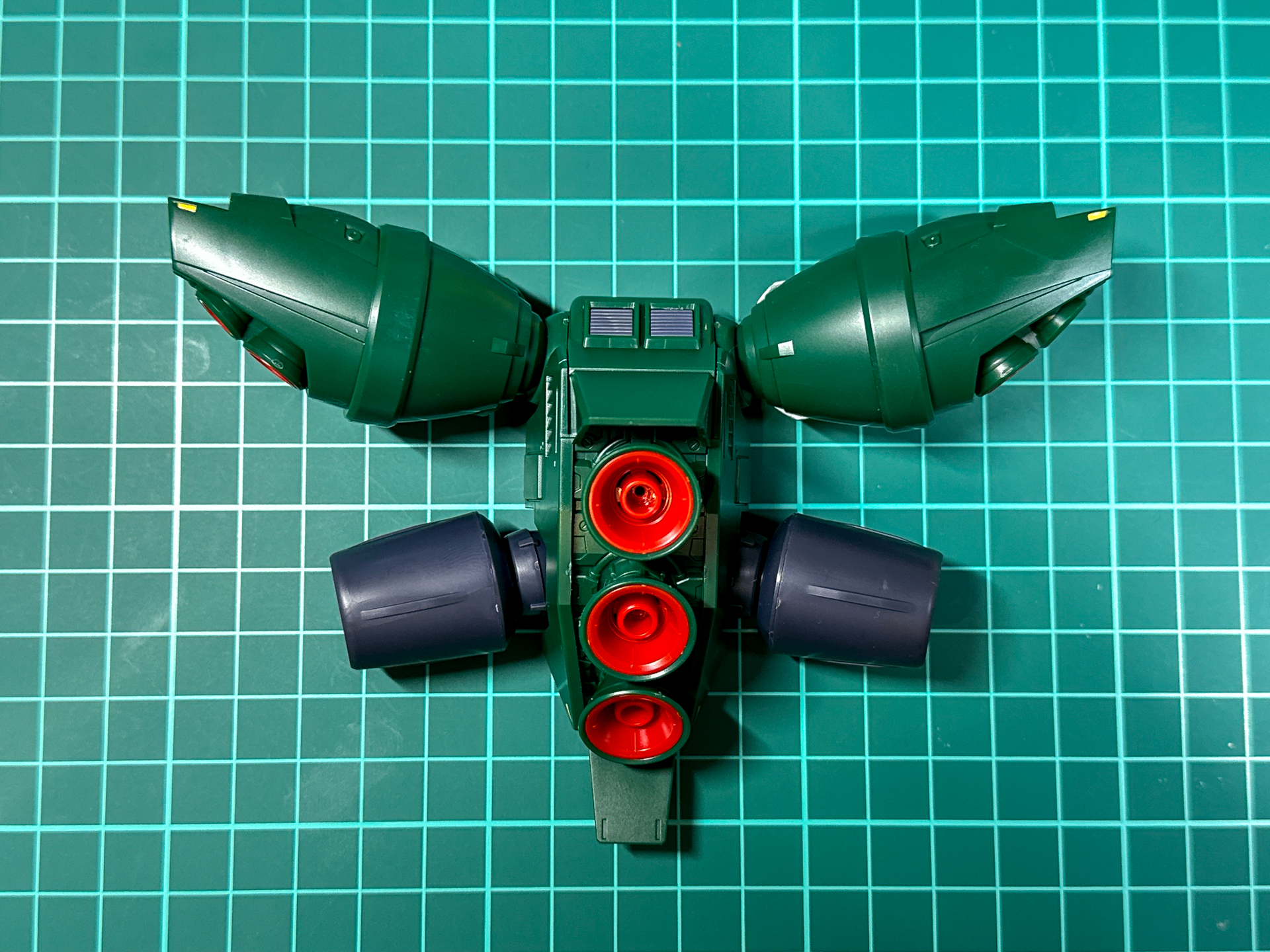 スラスターノズルの内部はパーツ分割による色分けとなっています。