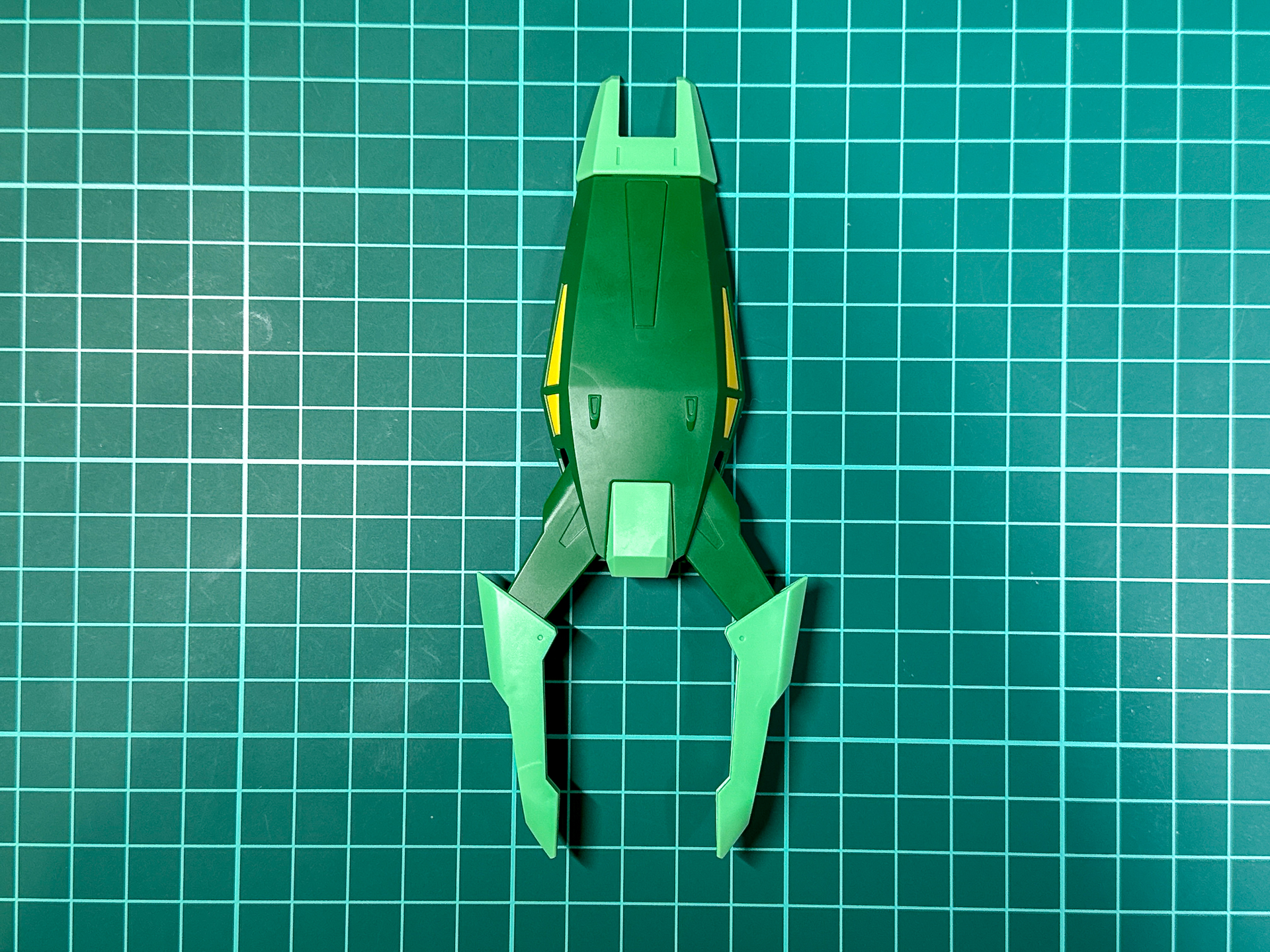 シールドの黄色部分もパーツ分割による色分けです。