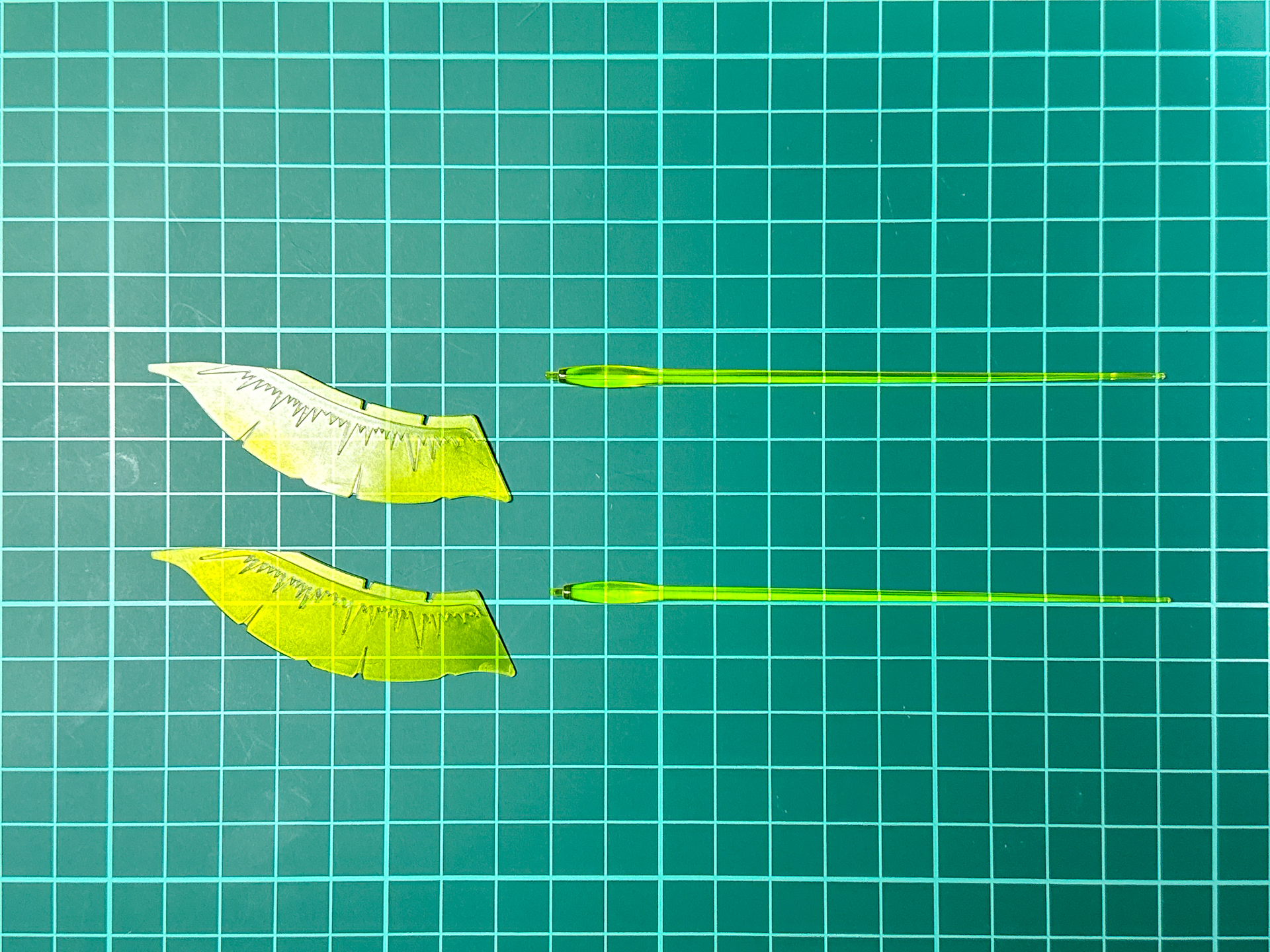 ビーム・サーベルおよびビーム・トマホークのビーム刃は2セット付属しています。