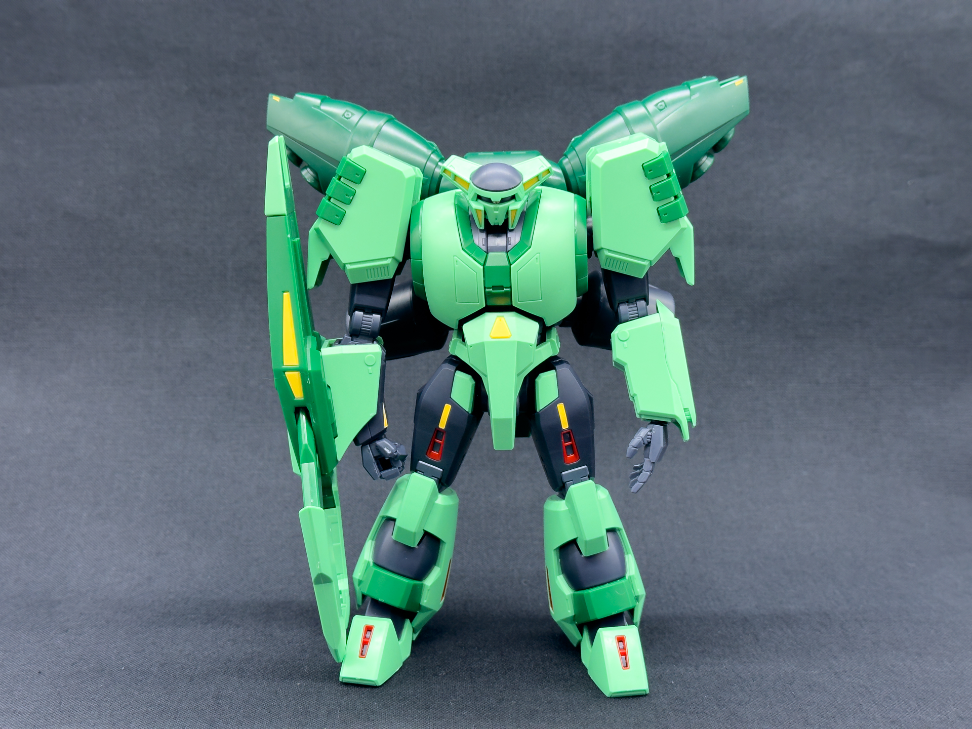 下半身に対し、上半身がマッシブなプロポーションとなっています。