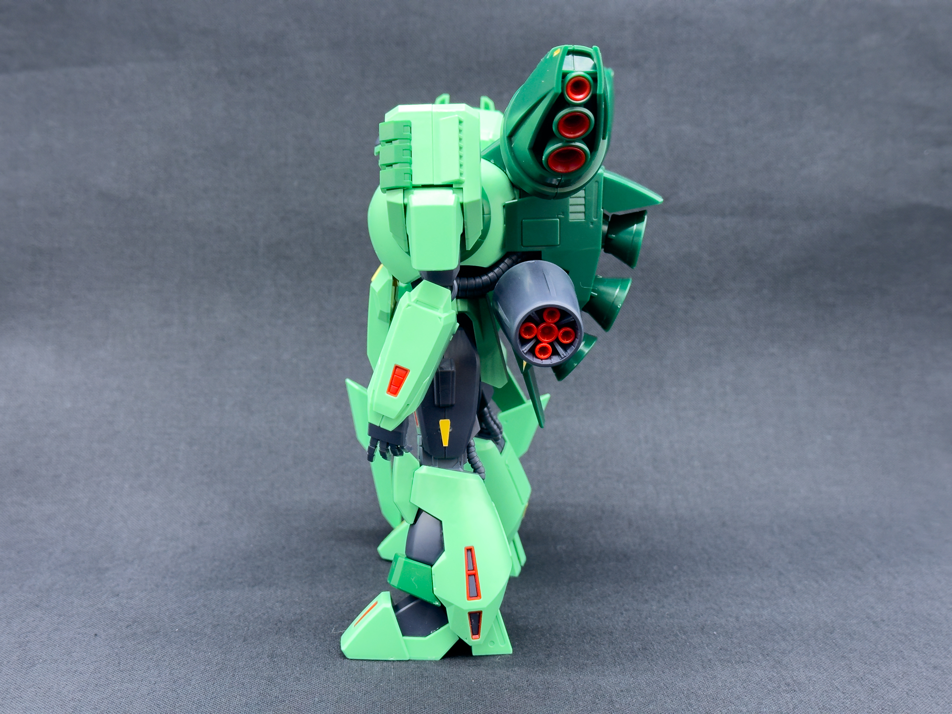 各部の赤色部分はパーツ分割による色分けです。