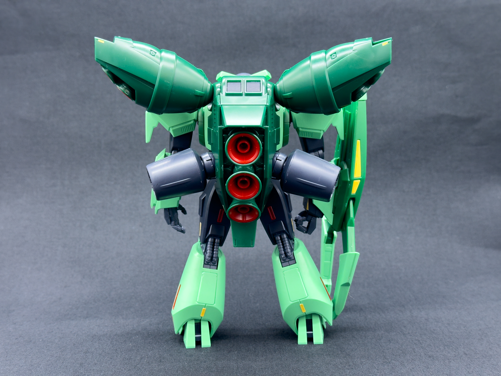 バックパックのスラスターはボールジョイントによって自由に可動します。