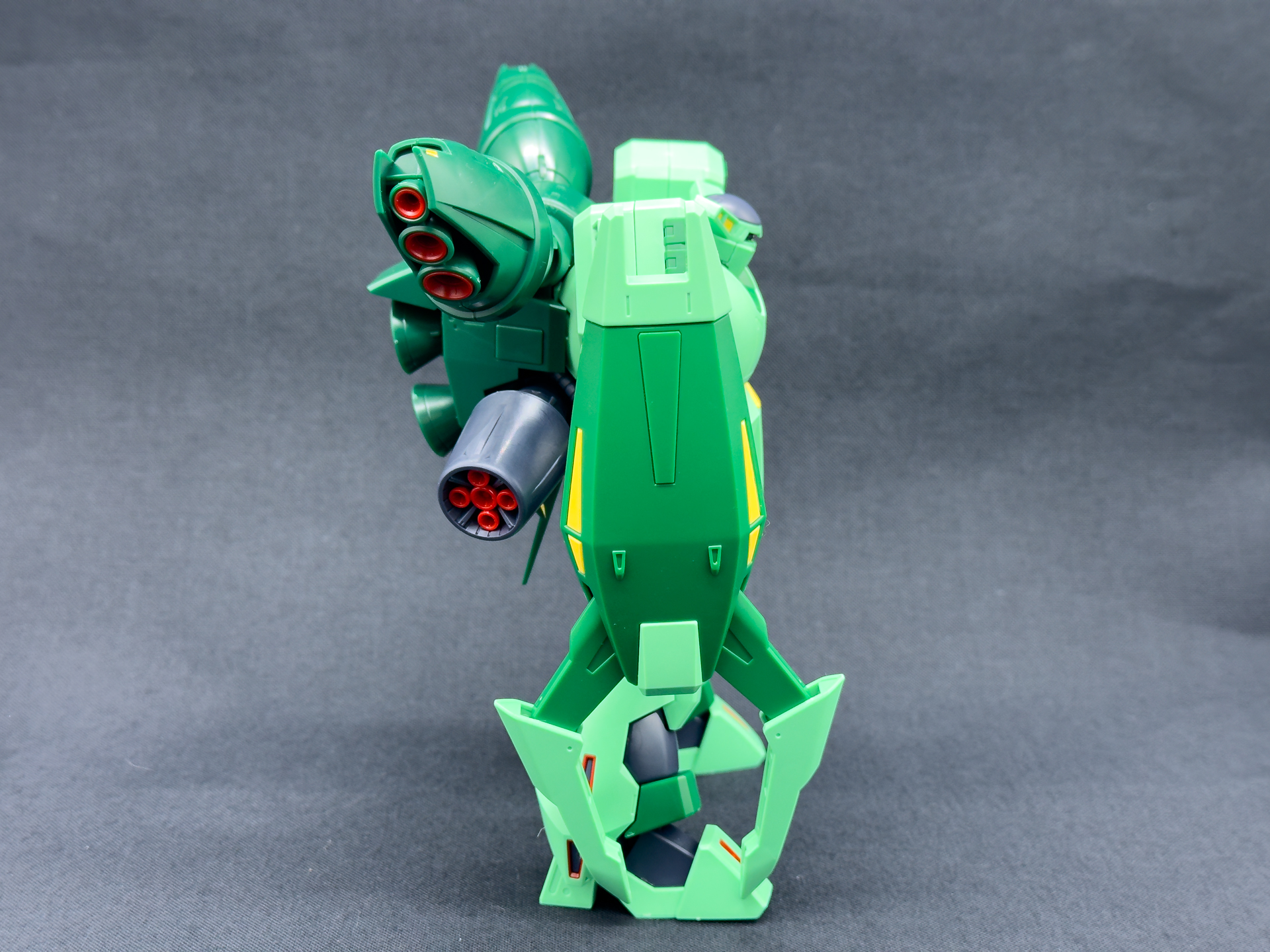 専用シールドはクローの展開機構を備えます。