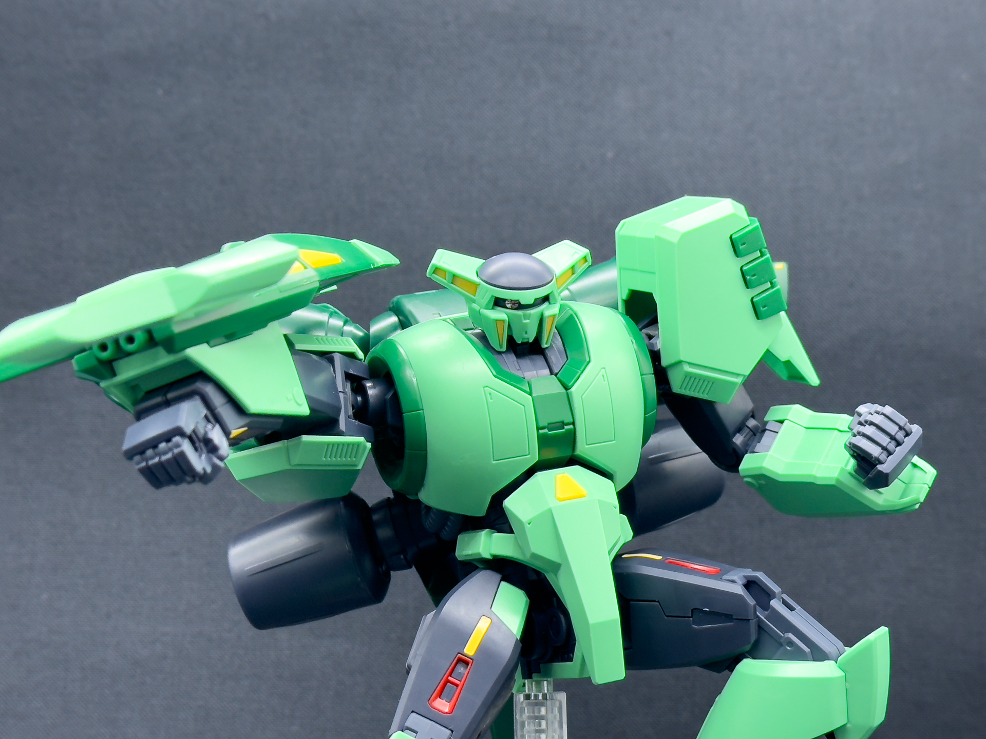 モノアイはポージングに合わせて角度を変更可能です。