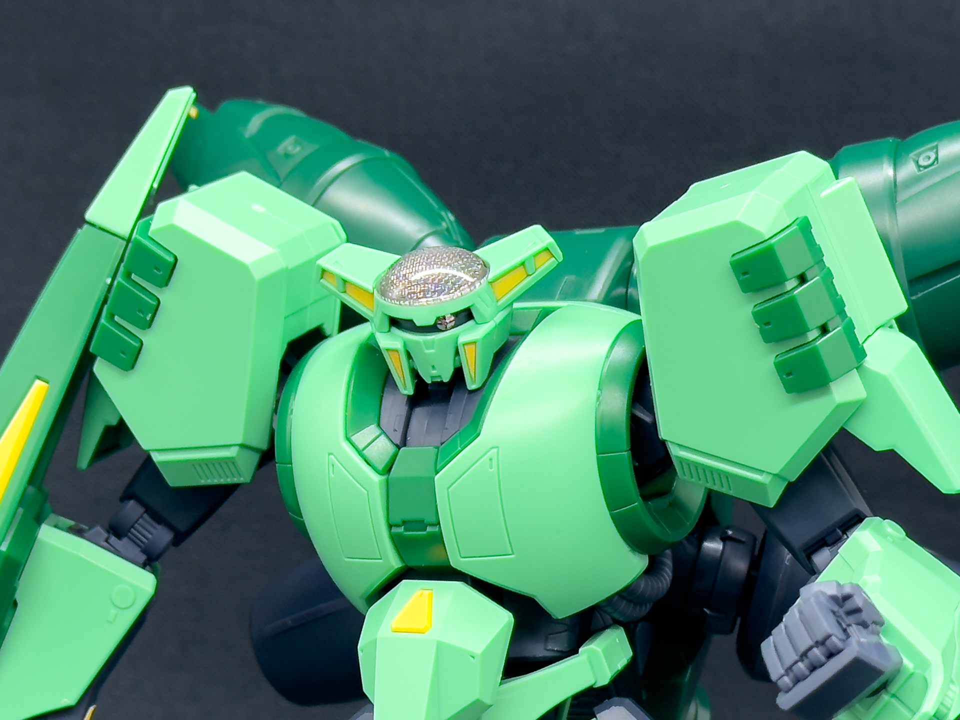 レドームの発光状態は頭部差し替えによって変更できます。