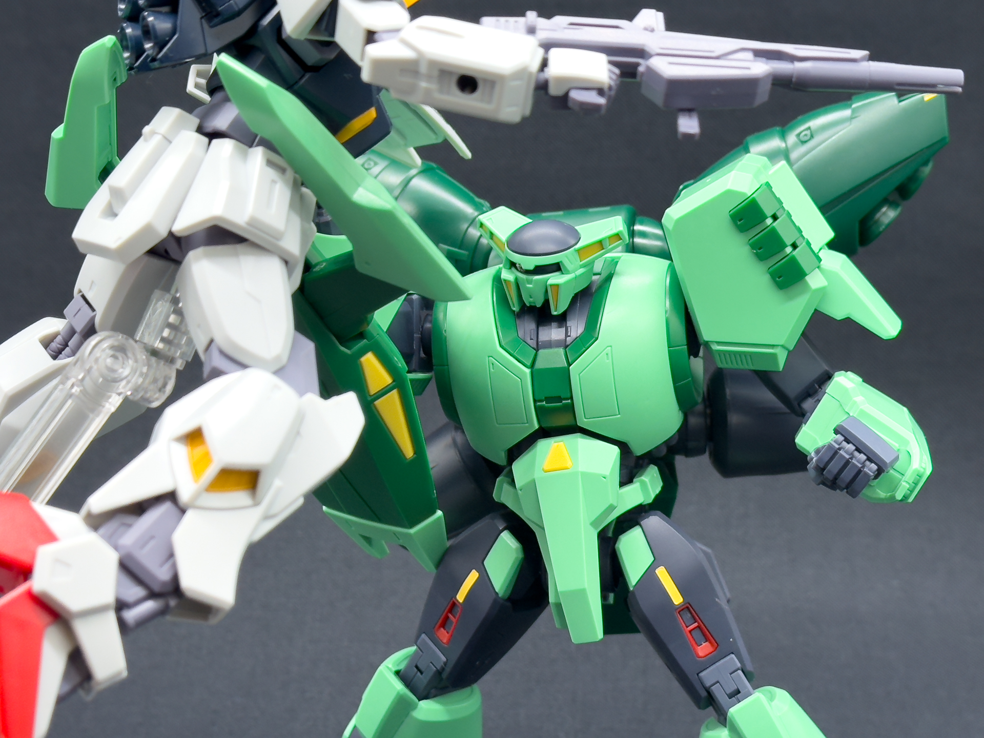同スケールの「HGUC 1/144ガンダムMk-II（エゥーゴ仕様）」との戦闘シーンをイメージ。専用シールドのクローによりほかのガンプラと合わせたポージングも楽しむことができます。