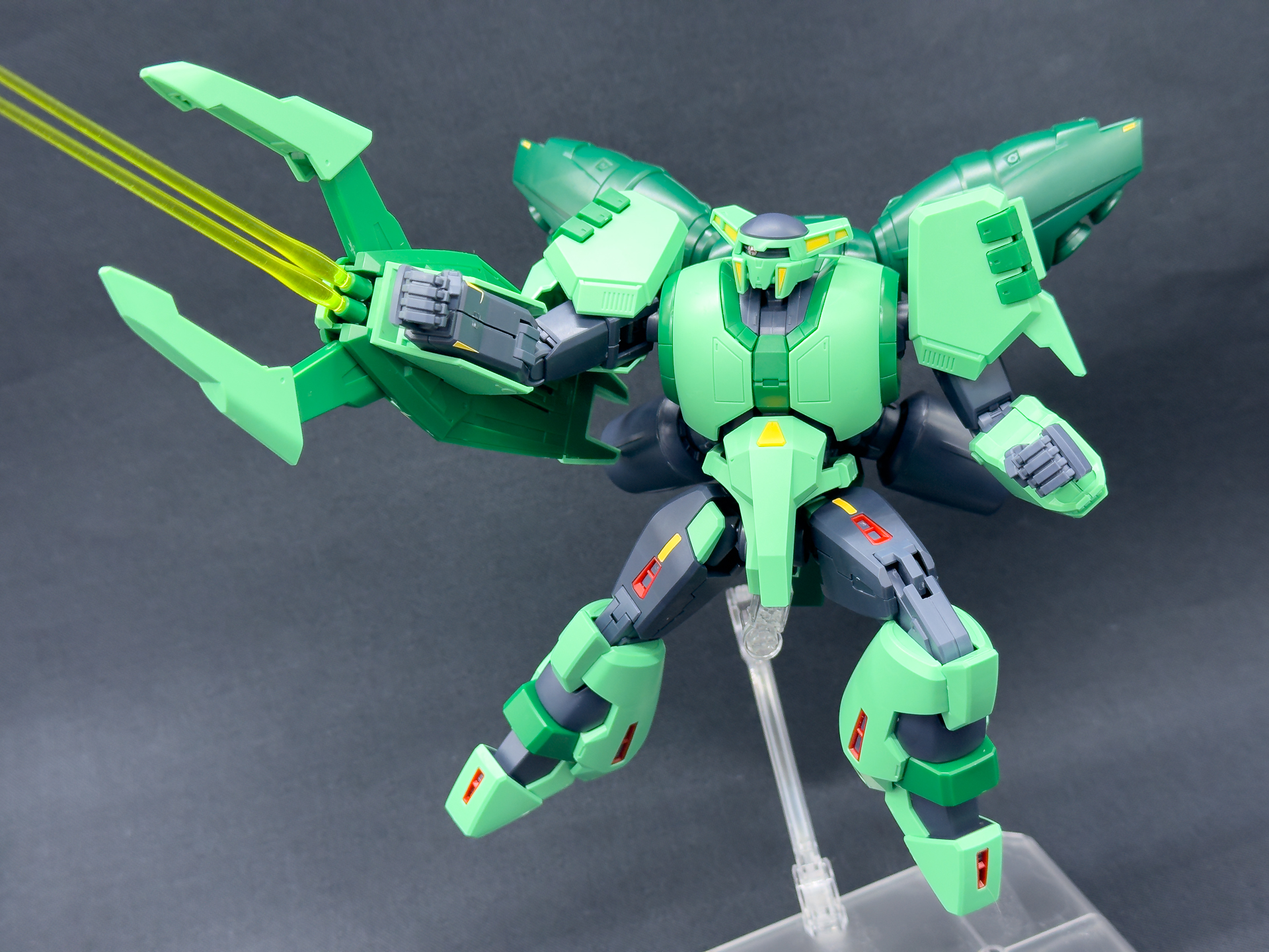 ビーム・サーベルエフェクトパーツを使用することでビーム・ガン射出状態も再現可能です。