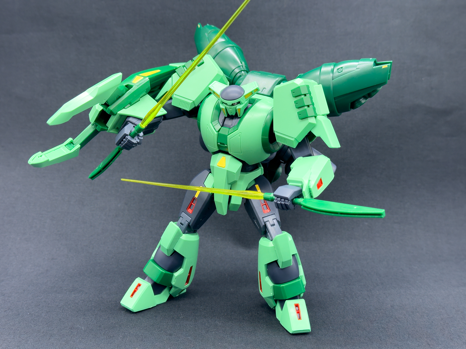 ビーム・サーベル展開状態ではリーチの長い攻撃ポーズをとらせることが可能です。