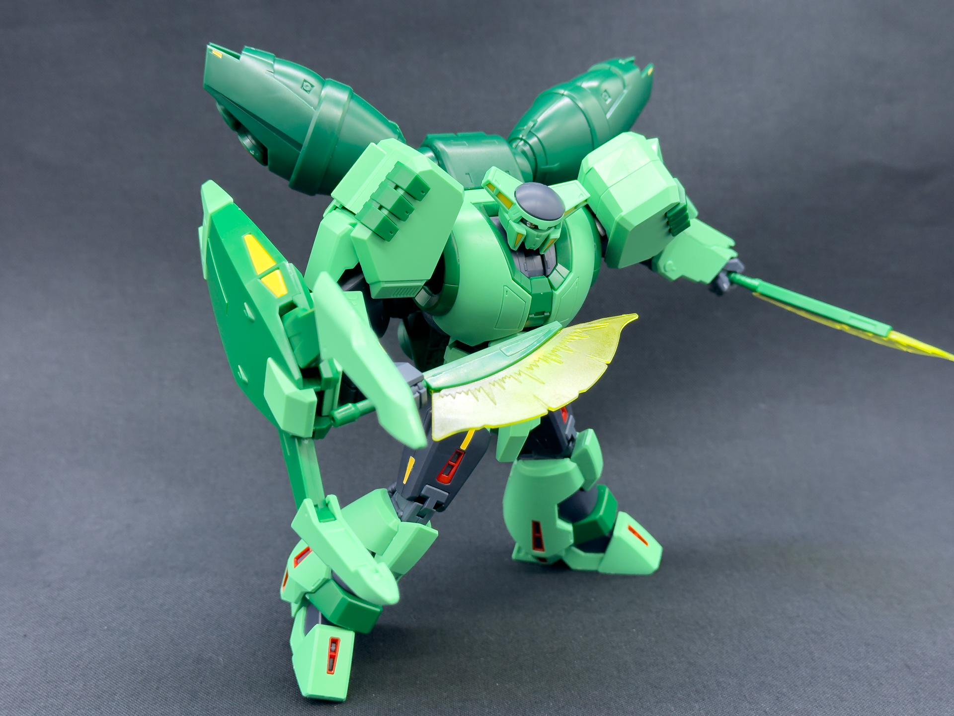 ビーム・トマホークは至近距離からの重たい一撃をイメージしたポージングが可能です。