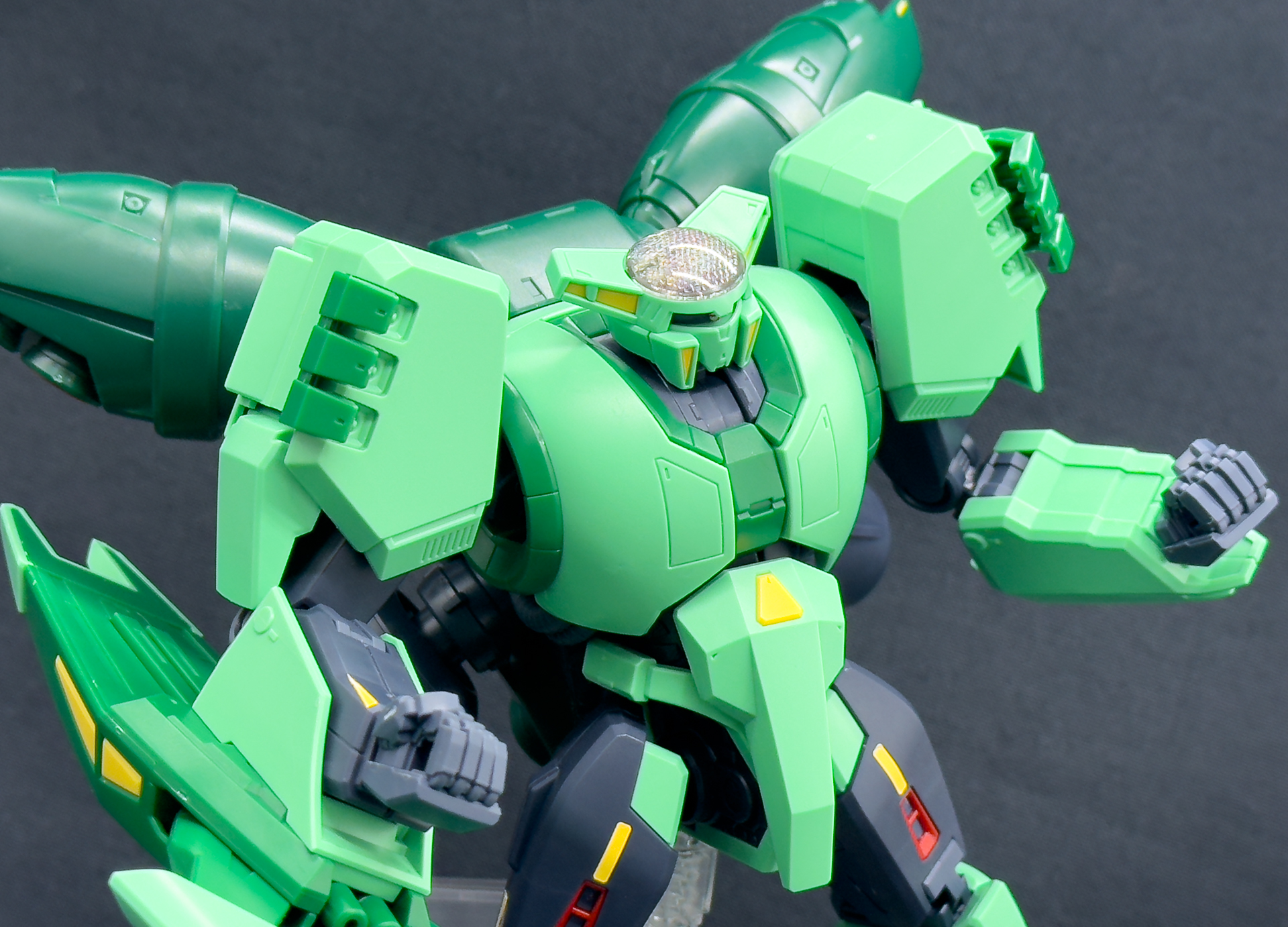 肩部の炸裂弾ランチャーはハッチを展開して射出状態を再現可能です。