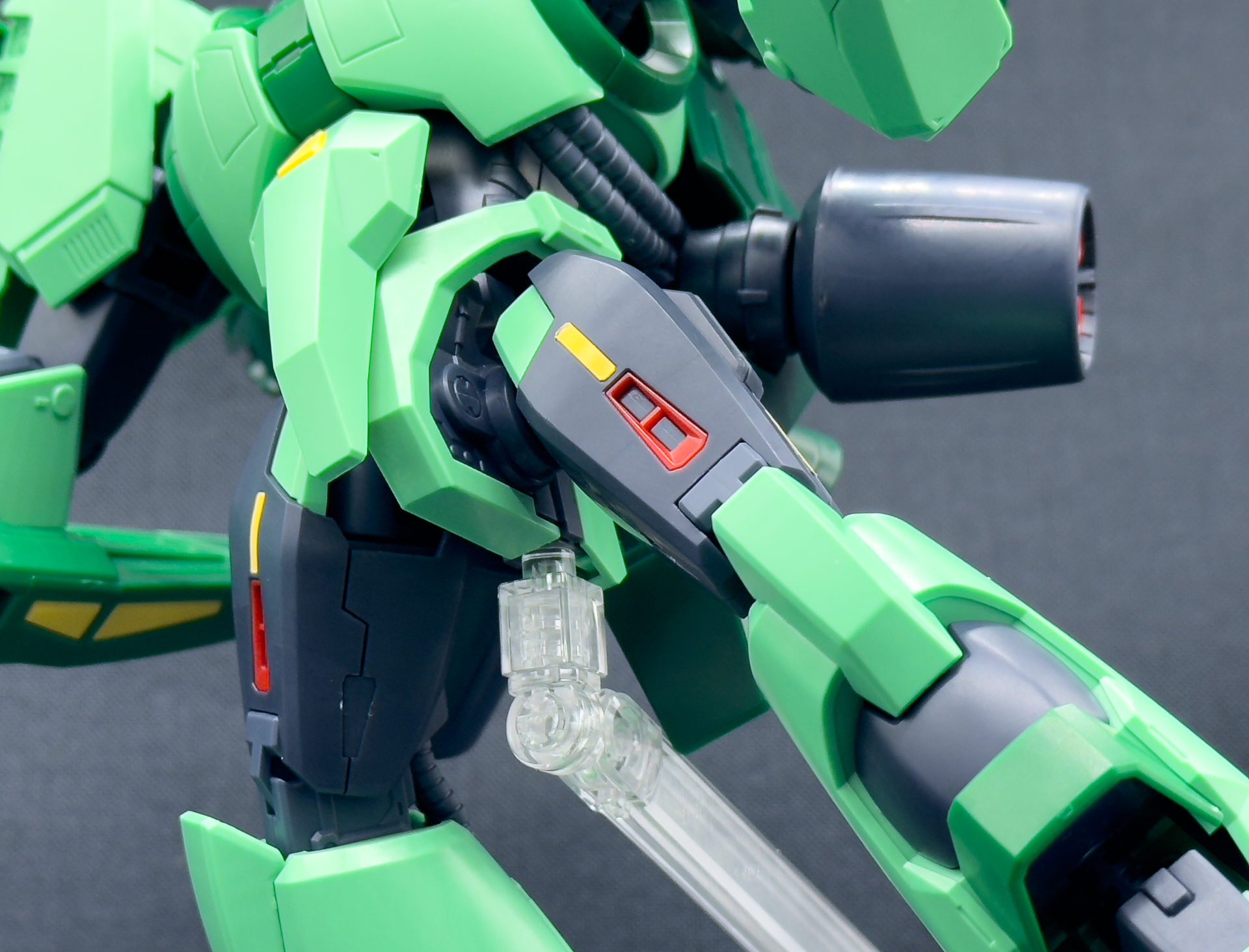 股関節部にはアクションベース接続ジョイント採用されており、宇宙空間をイメージしたポージングも可能です。