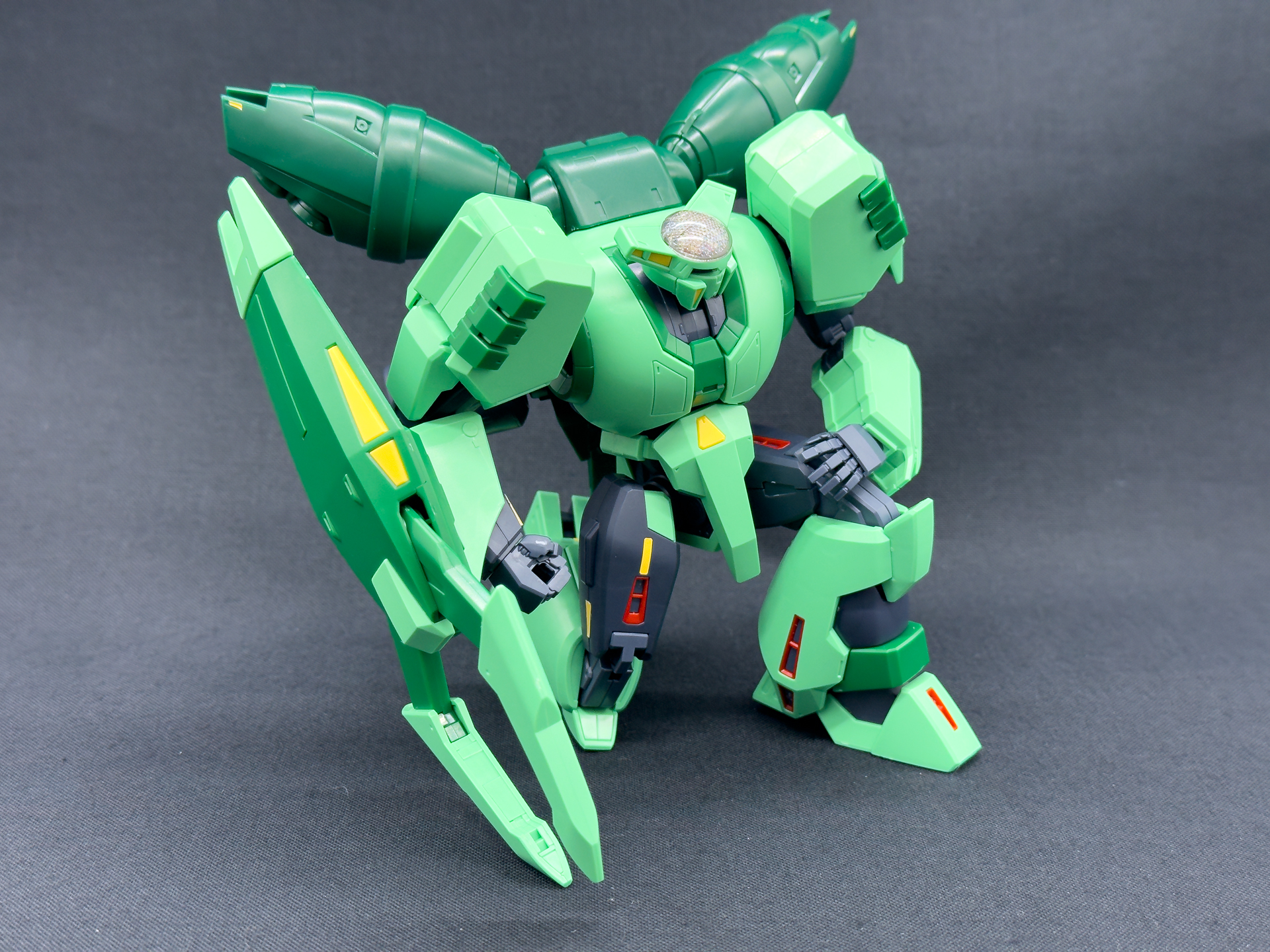 股関節のスイング可動により膝立ちポーズも問題なくできます。