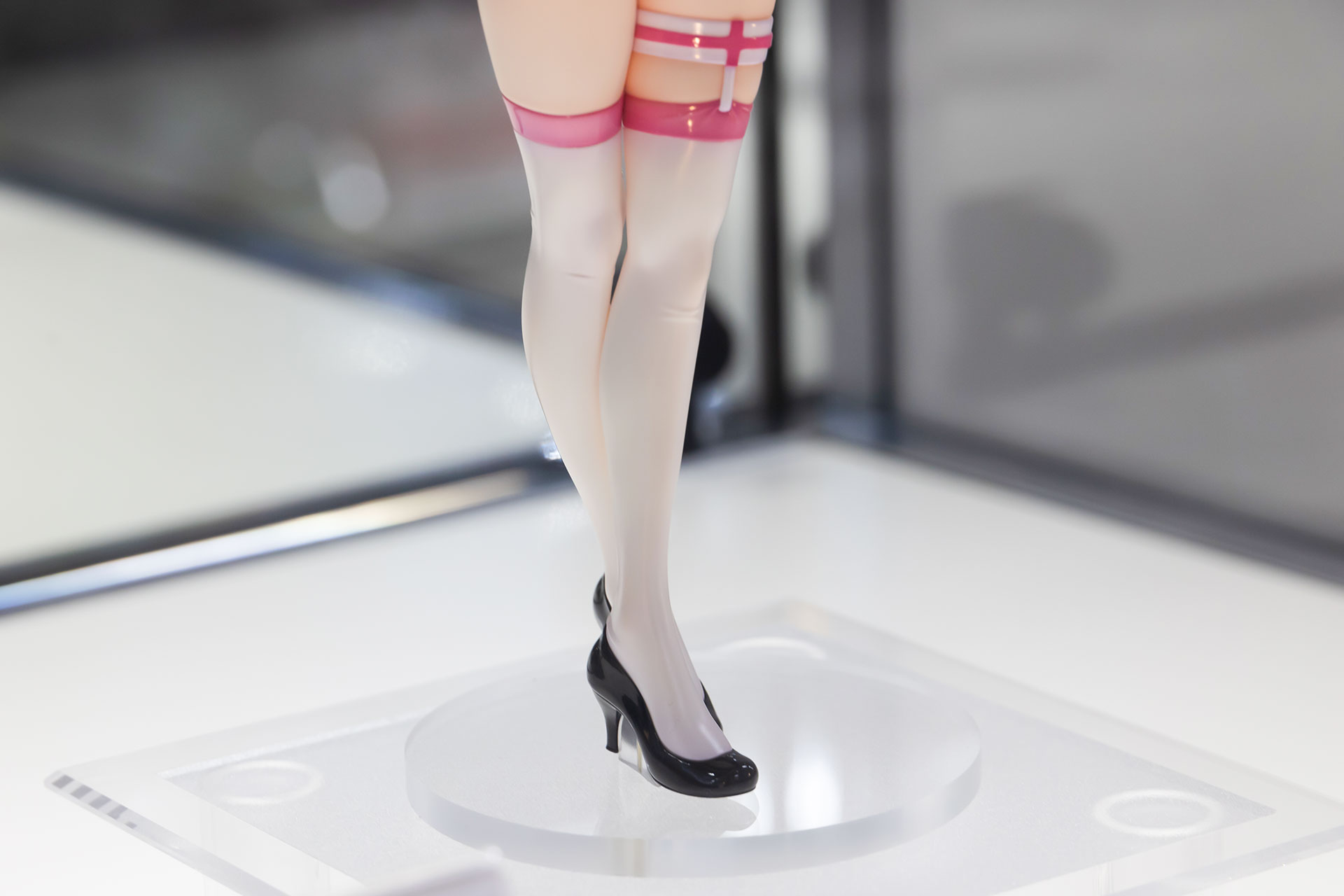 足をクロスさせたポーズもかわいらしい