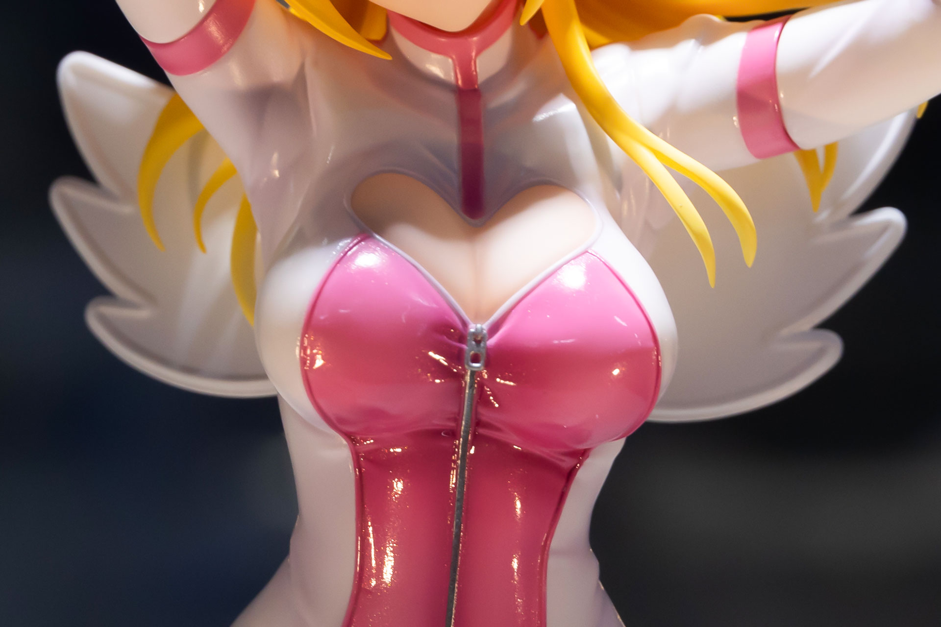 胸元が大きく開いている