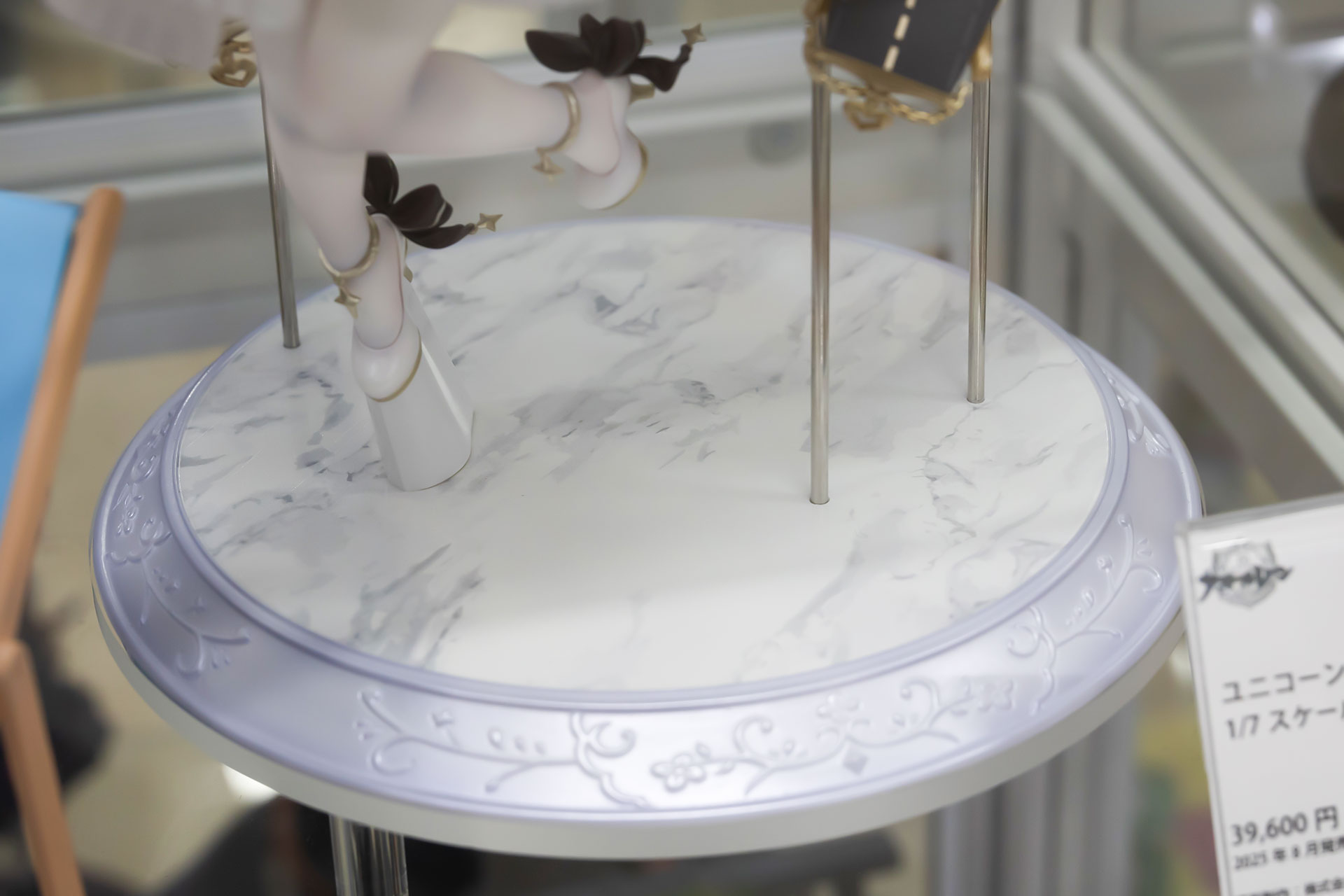 台座部分は大理石のような豪華な見た目だ