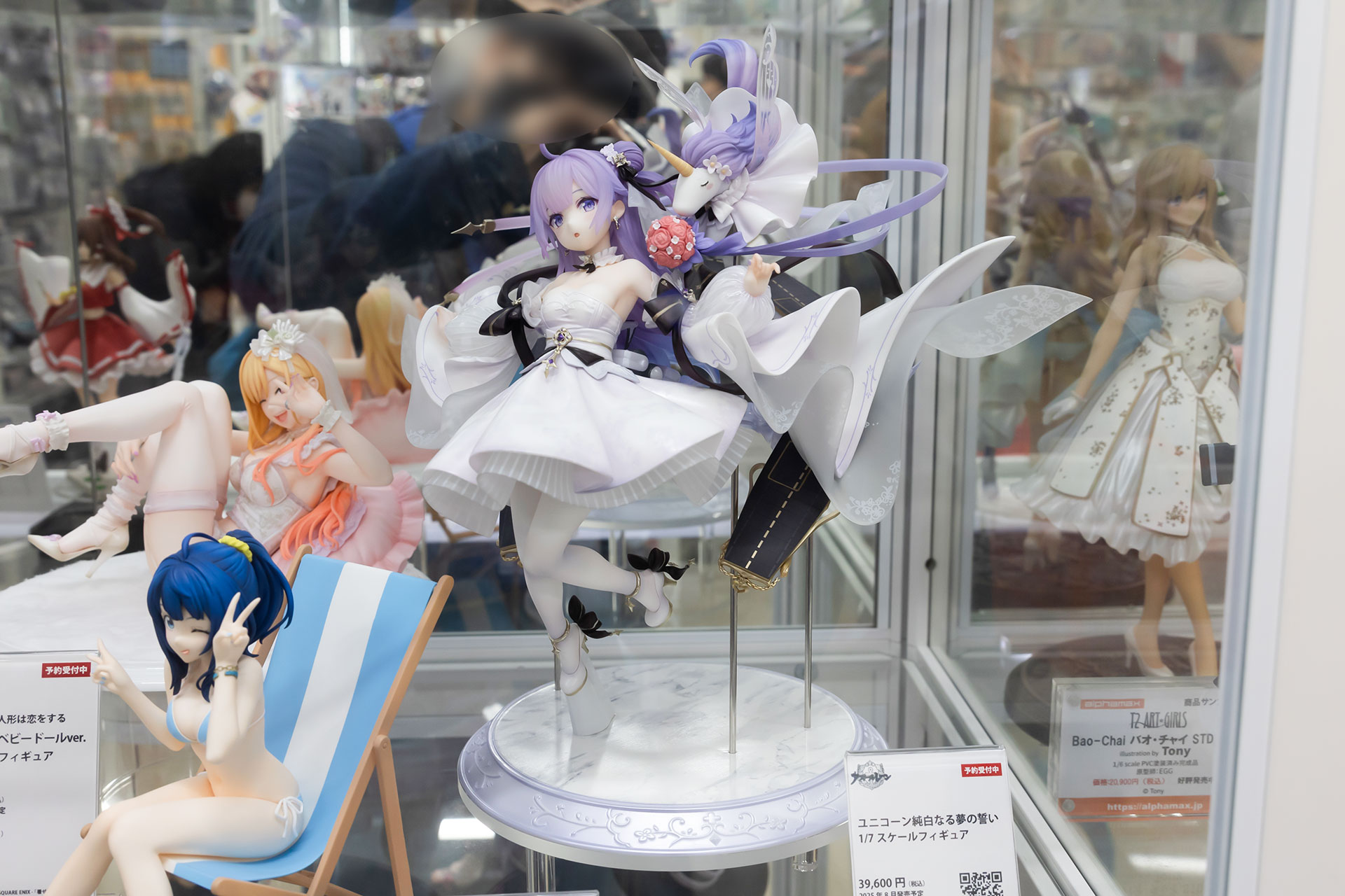 フィギュアの素材はPVCとABSで、台座部分を含む全高は約250mmだ