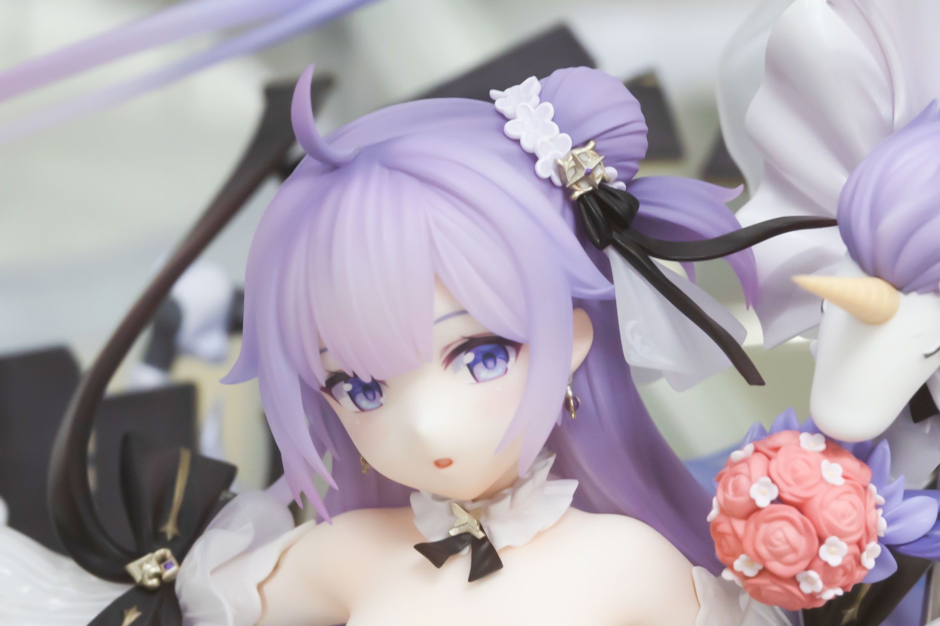 髪はやや透き通って見える