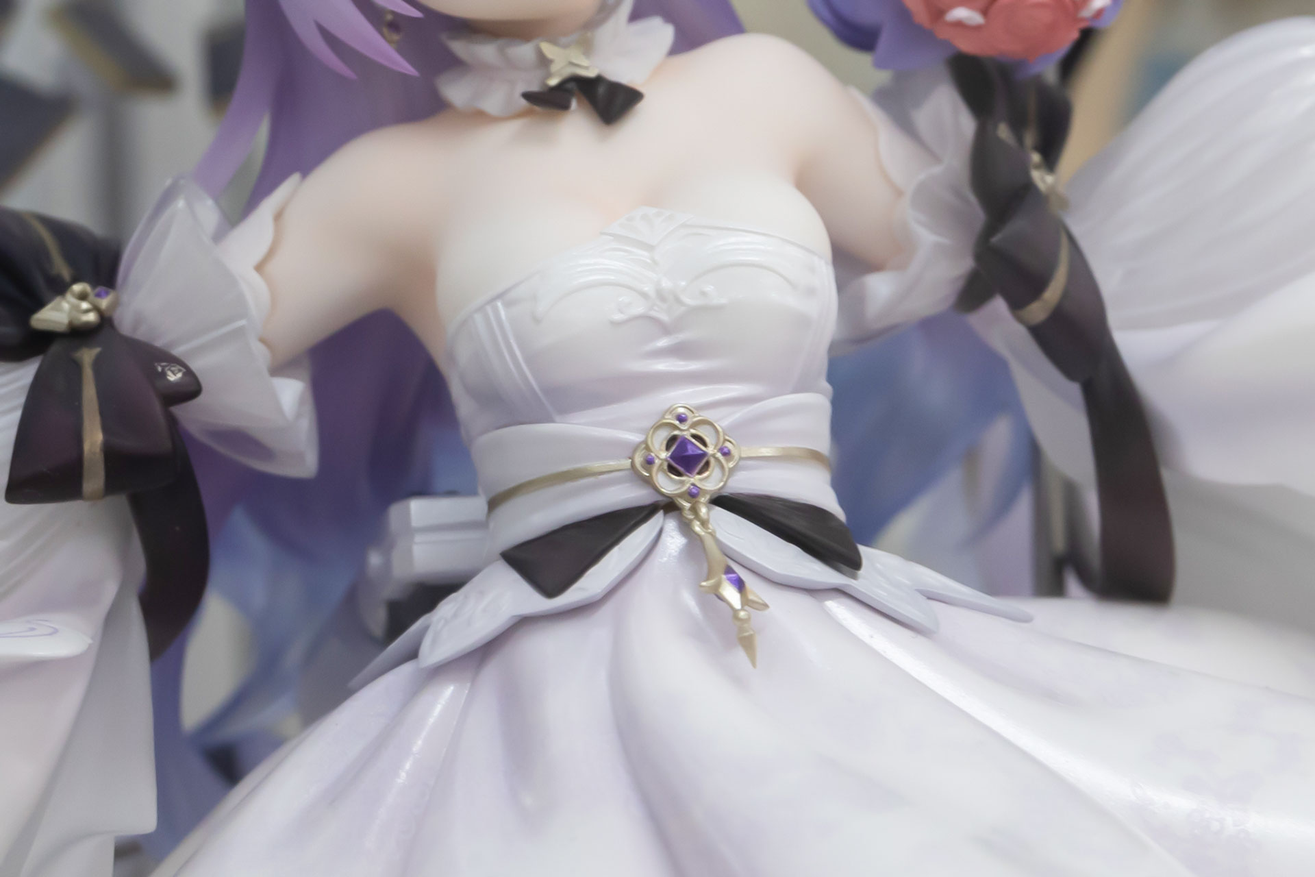 衣装には花柄の刺繍が施されている