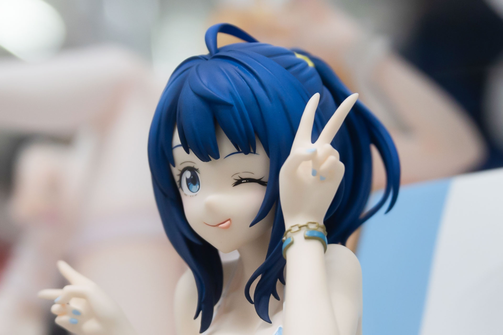 手首にもアクセサリーが付けられている