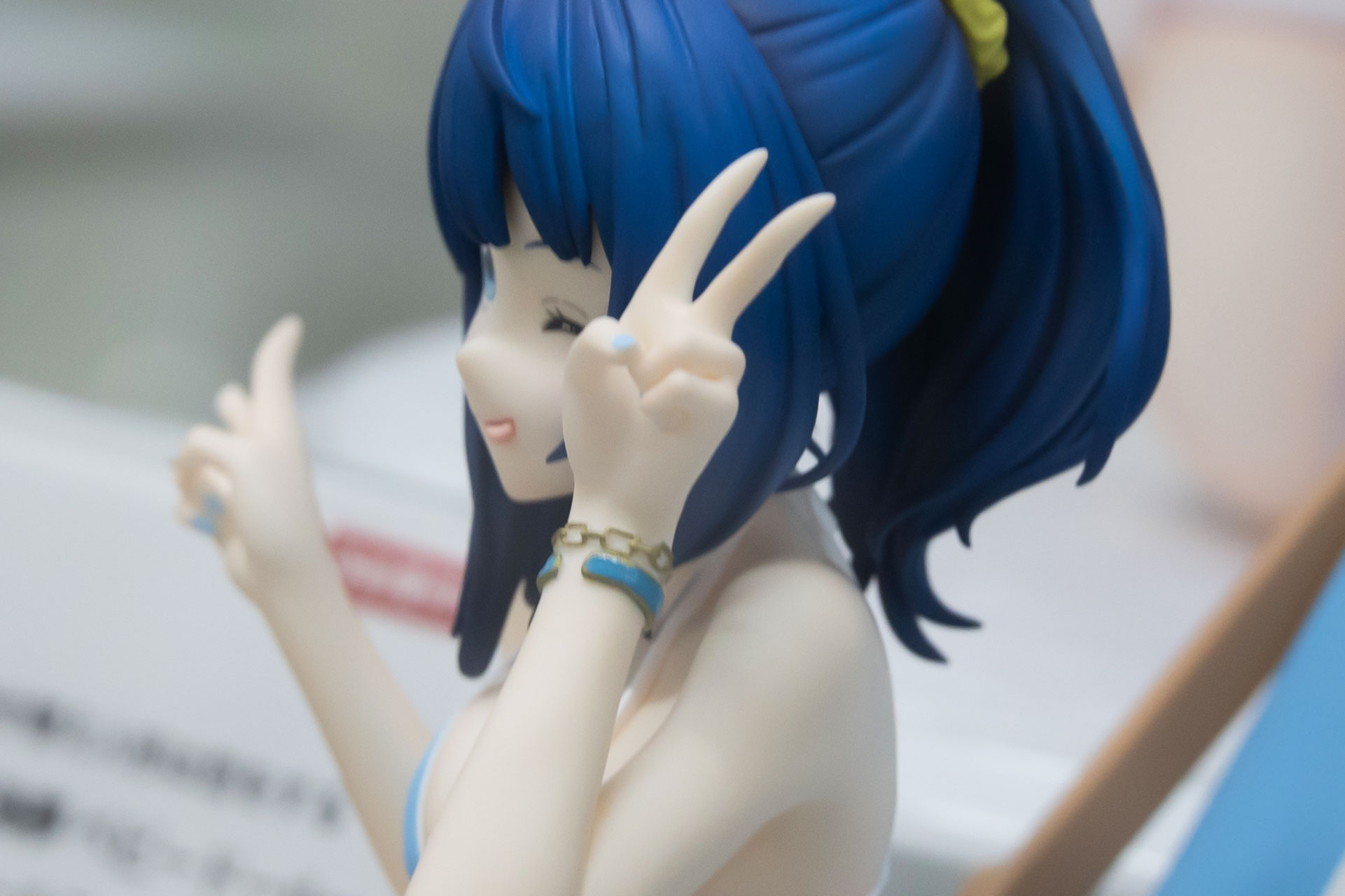 指には青いネイルが塗られている