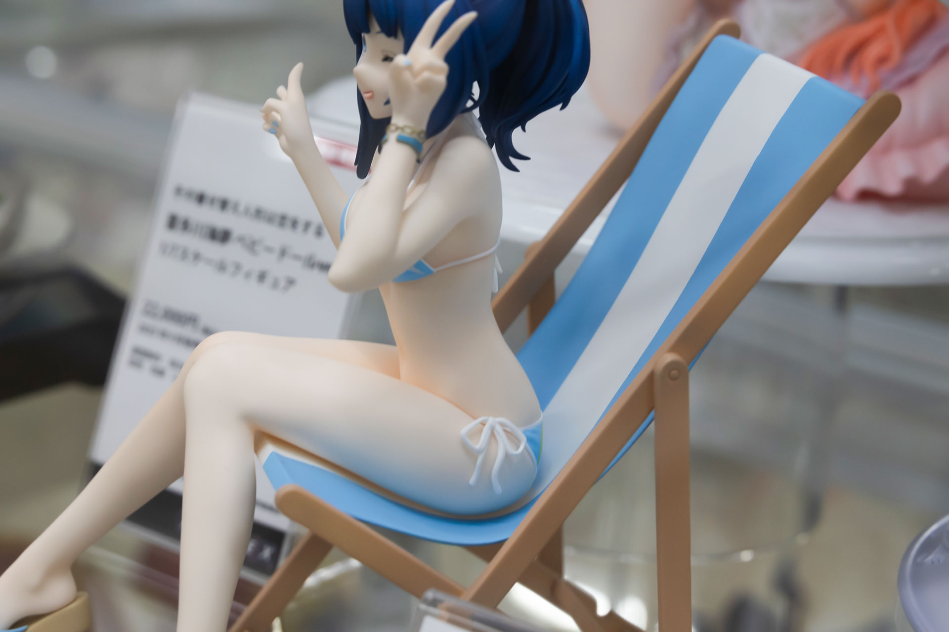 付属のチェアもしっかりとした作りだ