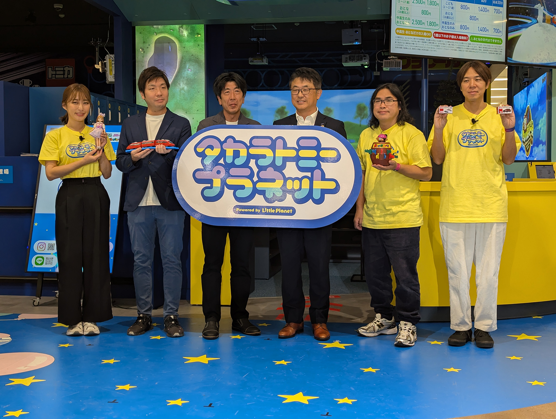 内覧会冒頭の発表会にて登壇したのは左からMCを担当したフリーアナウンサーの枡田絵理奈氏、リトプラ 取締役CCO 鈴木匠太氏、イトーヨーカ堂 スクール＆ホビー部 総括マネージャー、山幡耕司氏、タカラトミー 執行役員 ブランドビジネス本部長 竹内俊介氏、お笑い芸人のロッチの中岡創一氏、同じくコカドケンタロウ氏