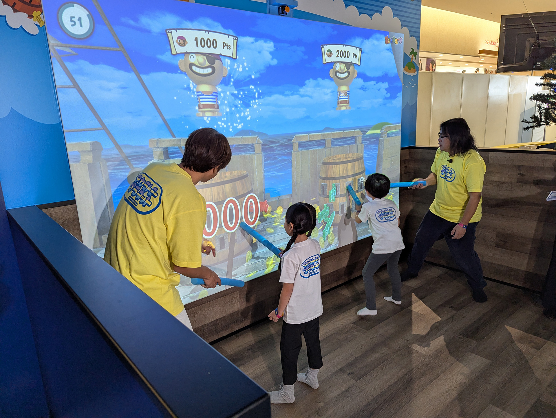 「無限黒ひげ危機一髪」は黒ひげの入った樽にガンガン剣を刺して次々と黒ひげを飛ばしてスコアを競う対戦ゲーム。画像は2人対戦だが、最大3人まで対戦が可能。画像でも1つの樽につき2人で挑んでいるように、1つの樽に対して家族みんなで挑むなど様々な楽しみ方ができそうだ