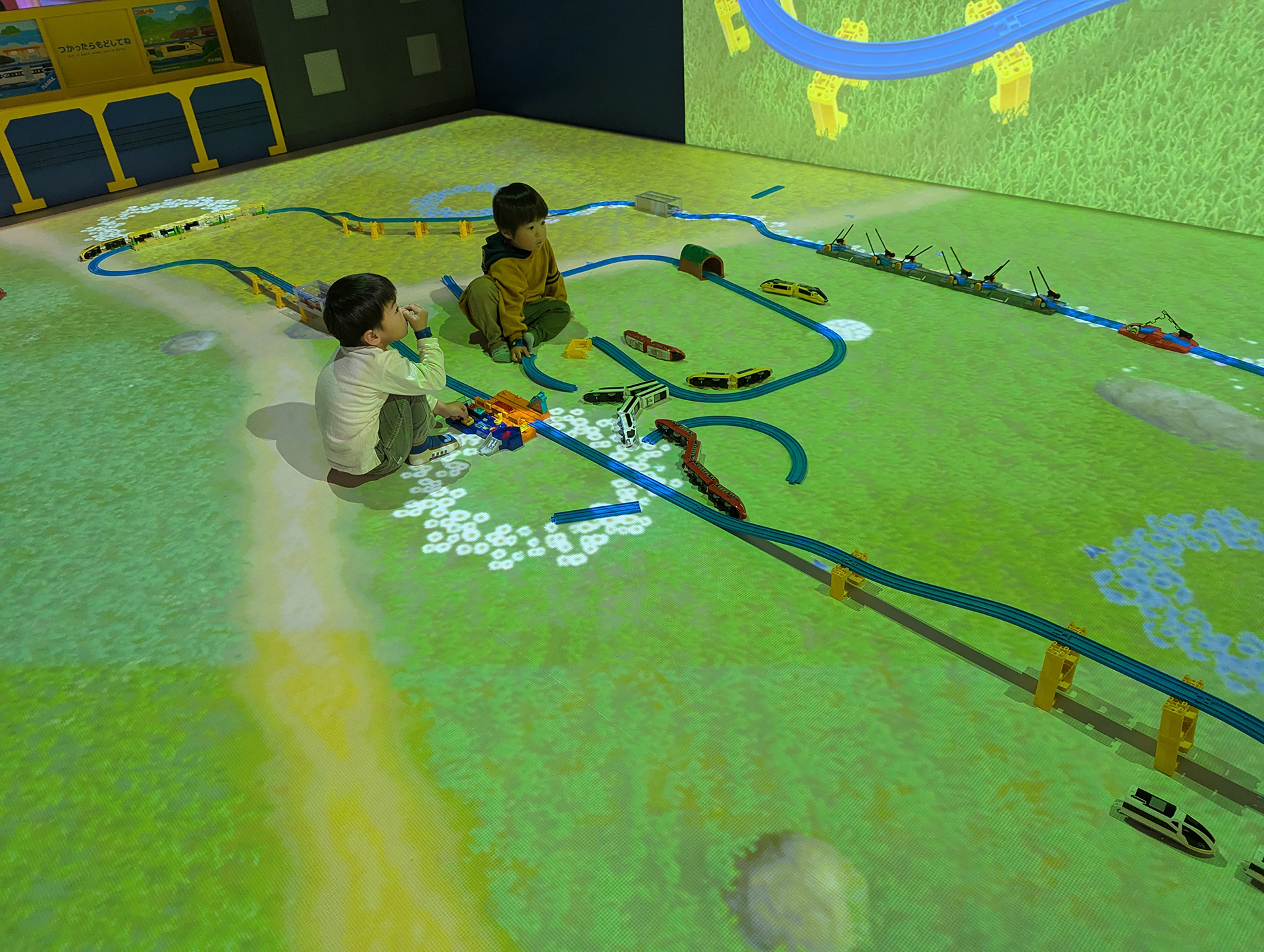 背景の種類は海上と宇宙空間、草原の3種類が用意され、15分刻みで変化するという