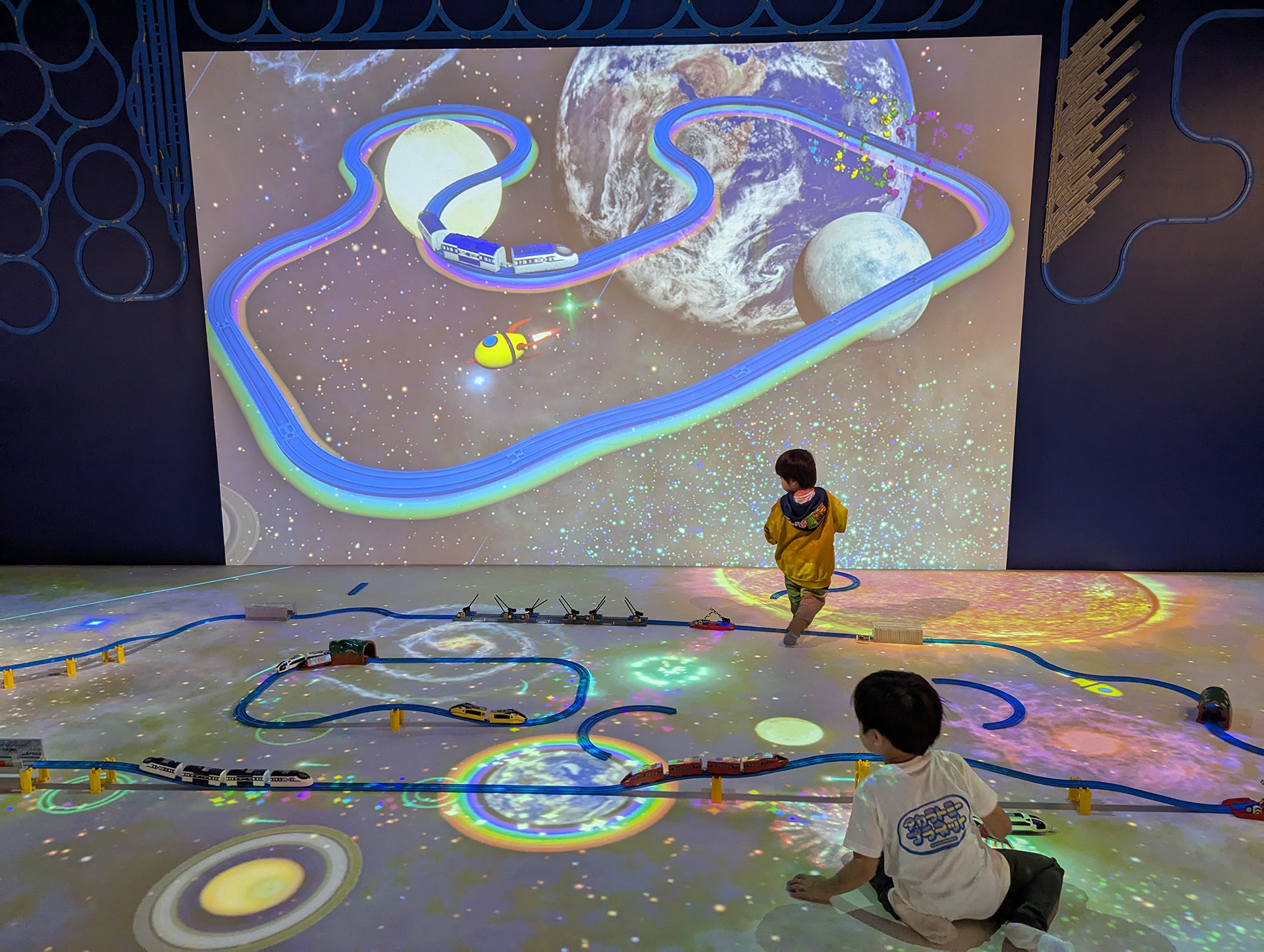 壁面の映像もカメラアングルが変化するなど、バラエティ豊かなのでしばらくぼーっと眺めていられるので、子育てに疲れた両親たちの癒しになりそうだ