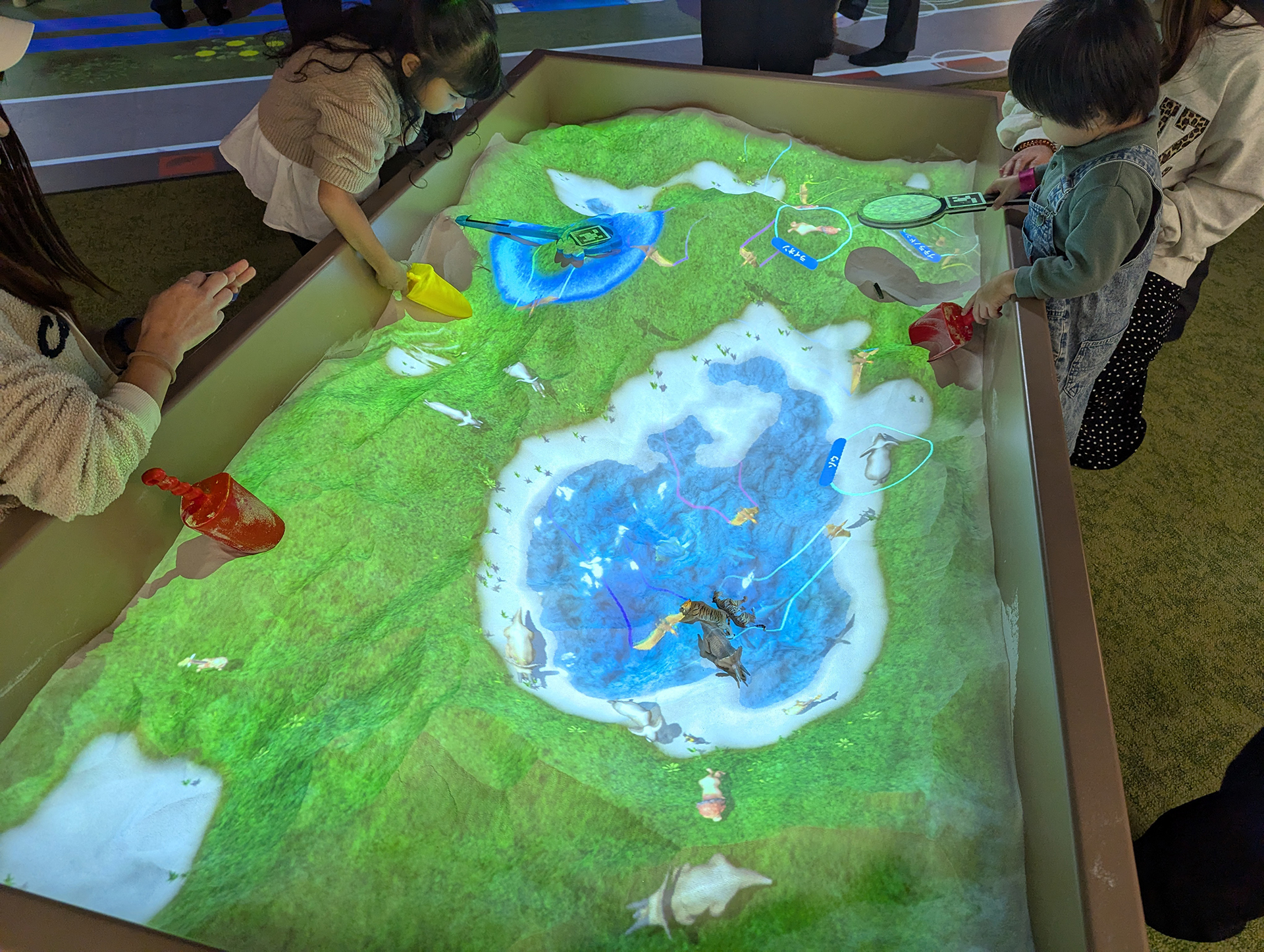 当の子供たち本人は砂をいじって遊ぶのが楽しすぎて、動物の発見よりは砂を堀った時の変化などを楽しんでいたようだ。ミッションなどはもう少し高学年の子供たちが盛り上がりそうな仕組みだ