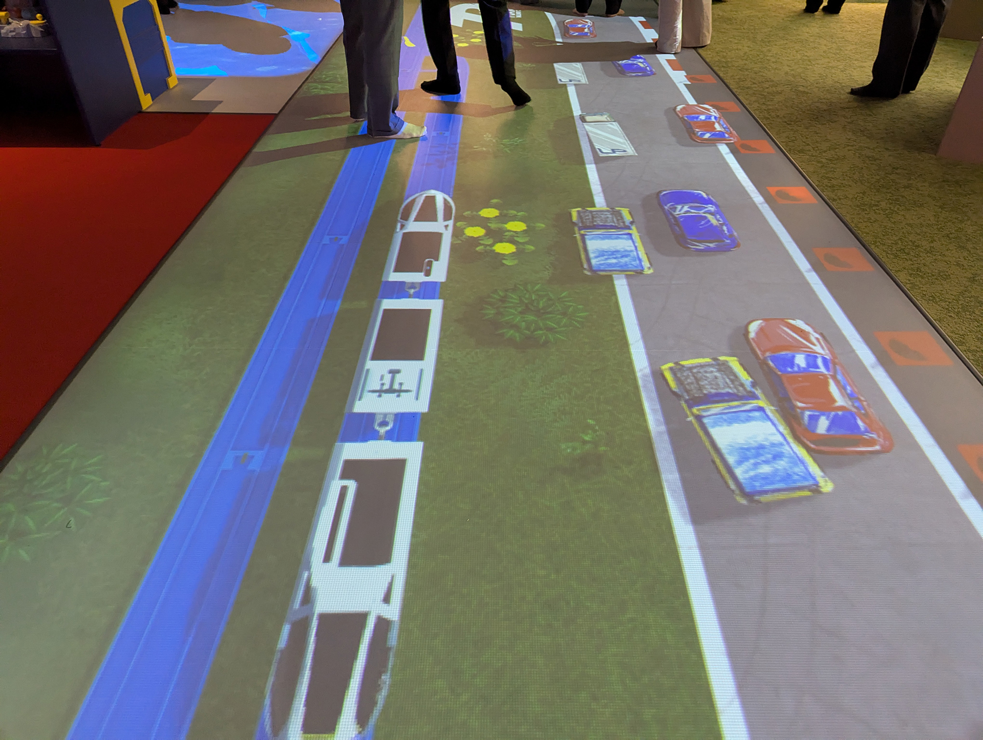 廊下には「プラレール」の線路と道路が投射されており、「プラレール」の車両が走行したり、「トミカ」のミニカーが走行する。センサーにより人が通行している時は停車する仕掛けもあり、なかなか感動する