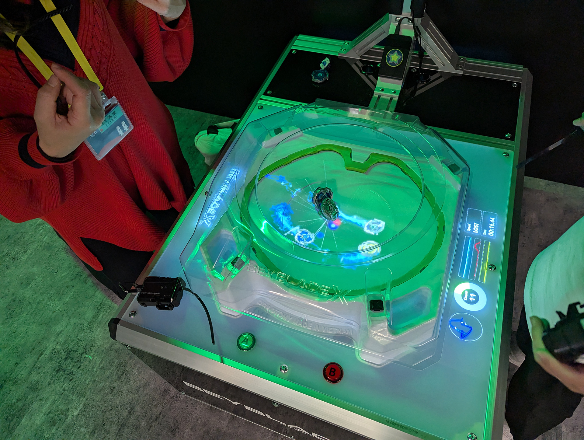 「ベイブレードX」を使った対戦場「BEYBLADE XR STADIUM」も設置されていた。こちらは既にイトーヨーカドー ららぽーと横浜店などにも設置されているが、シャリングを使う事で対戦記録などが残せる仕組みとなっており、対戦中はコマ同士の激突などで激しい光の演出が加わりド派手になる