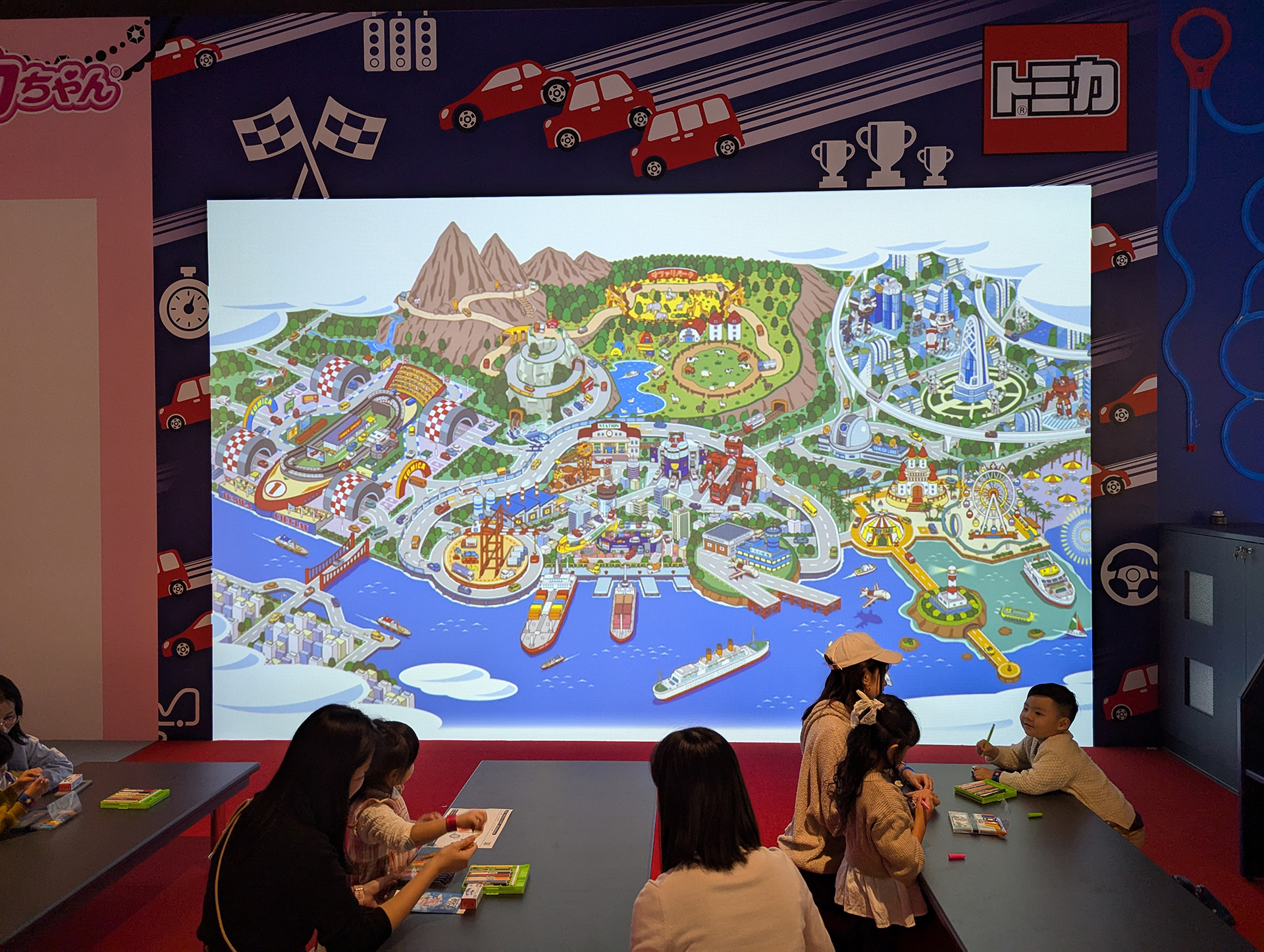 「トミカ」を使ったアトラクション「トミカ デザインレーシング」