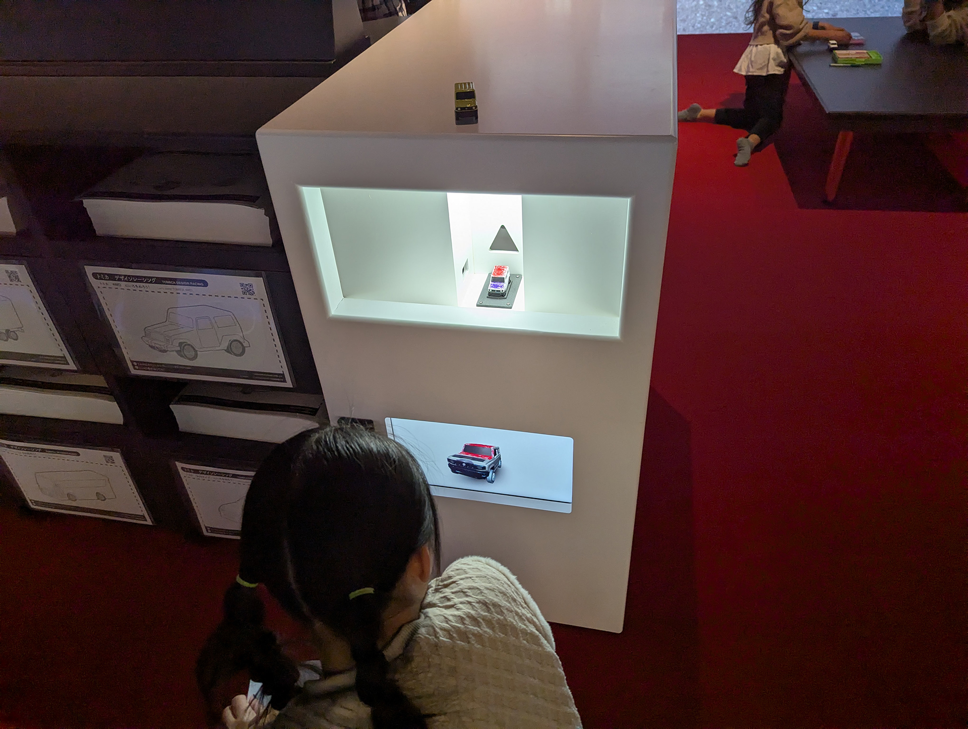 ホワイトトミカのスズキジムニーに色を付けて登録することも可能だ。ホワイトトミカは税込880円で受付にて購入が可能