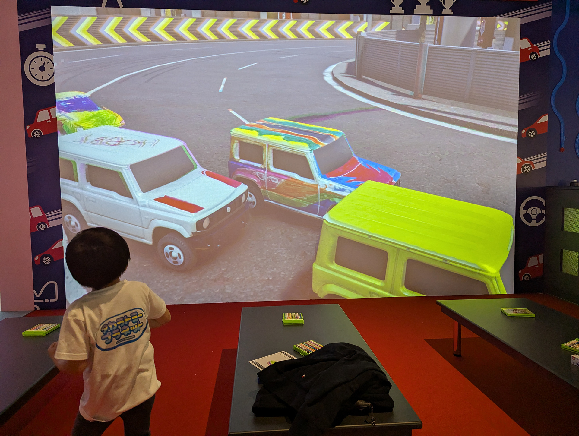 画面内に自分が描いたミニカーが走るのはなかなか夢がある(大興奮)