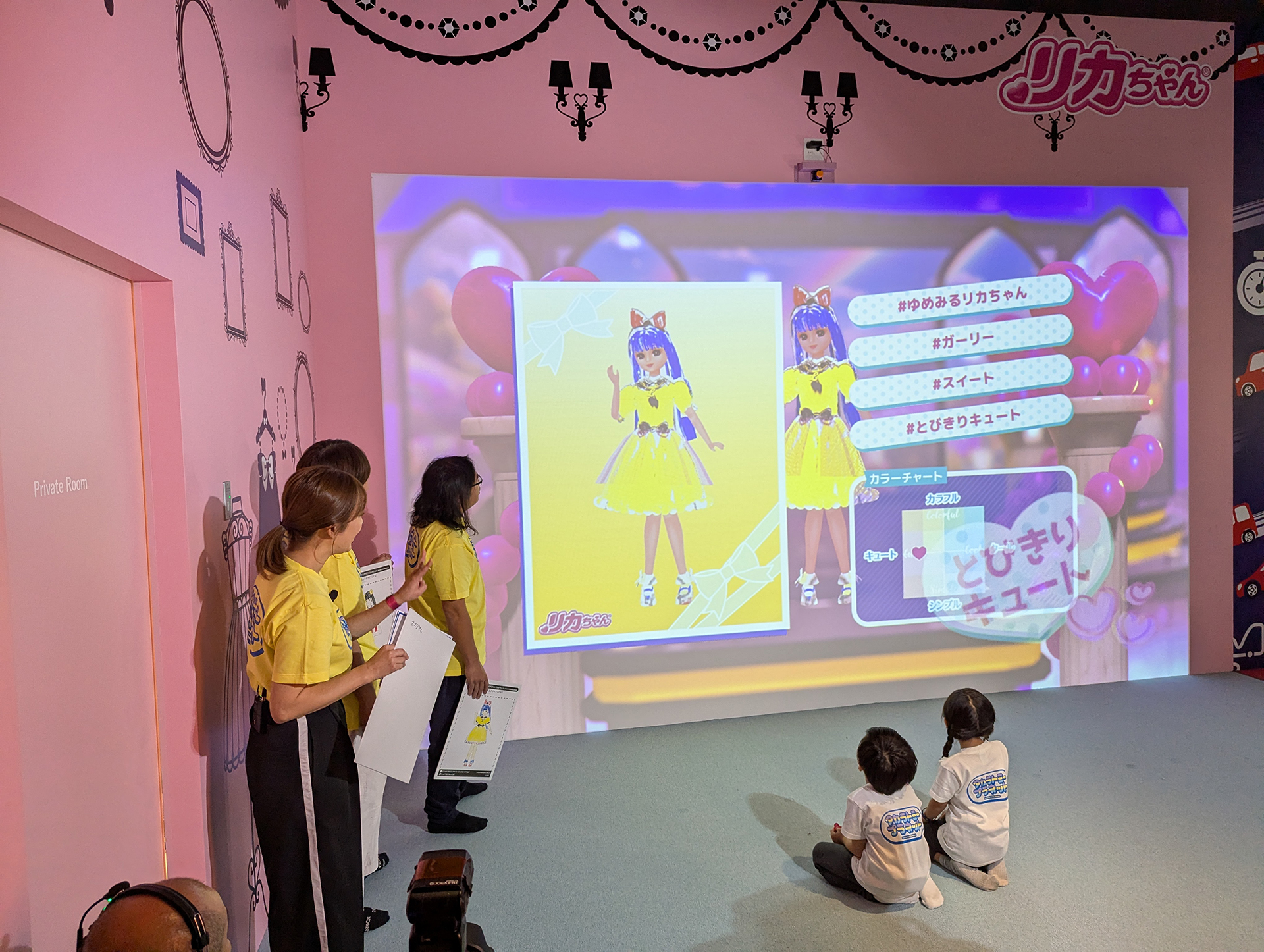 塗り絵で着飾ったリカちゃんが画面内に登場してコメントやスタンプを！「リカちゃん おえかきデザインコレクション」も塗り絵を使ったアトラクションとなる