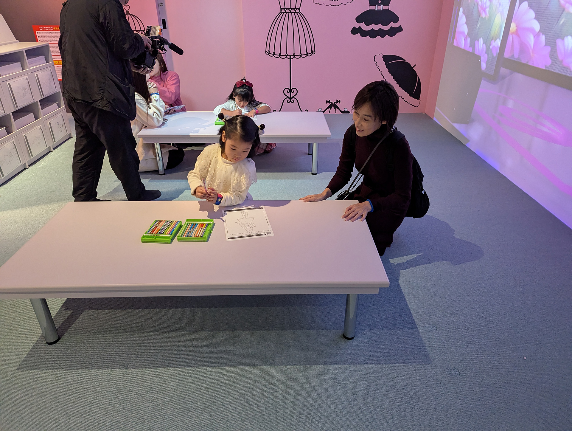 塗り絵でカラフルなリカちゃんデザインを楽しむ子供たち