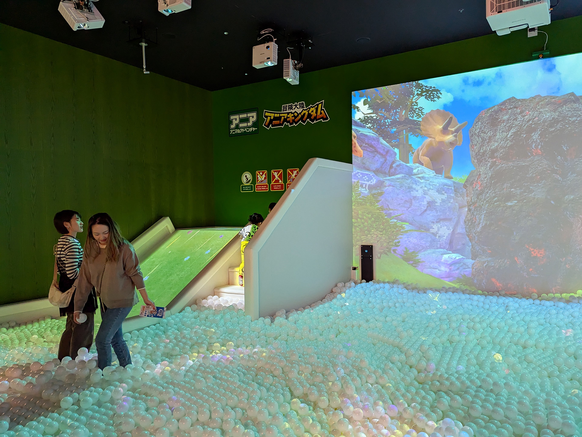 奥には定番遊具のすべり台も設置されている