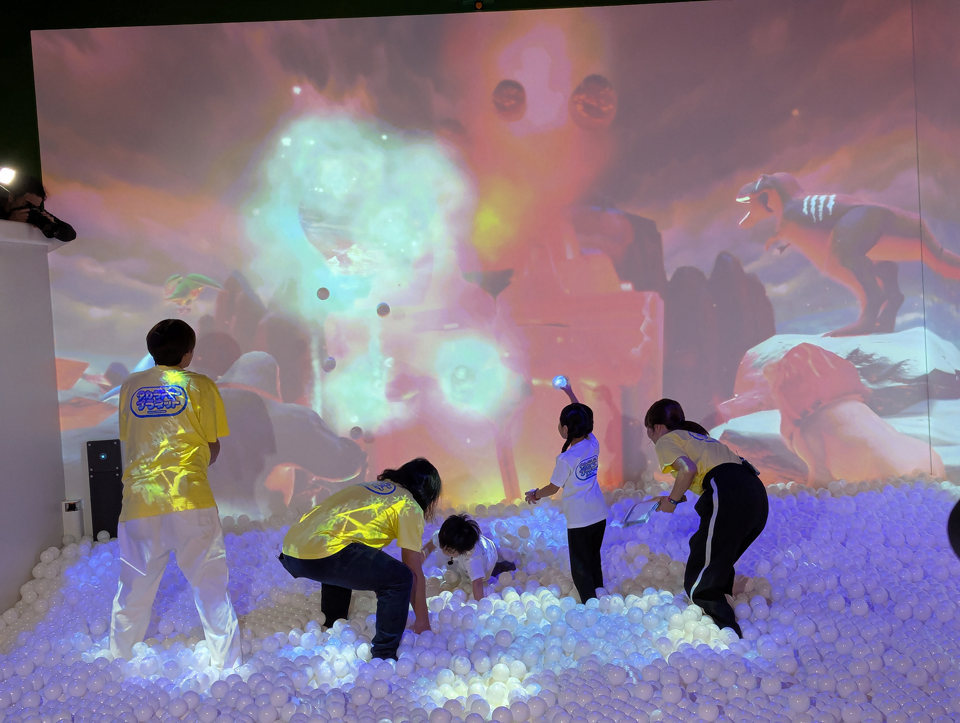 火山が大噴火し、足元のボールで飛んでくる岩を撃墜するまとあてゲームも用意されている