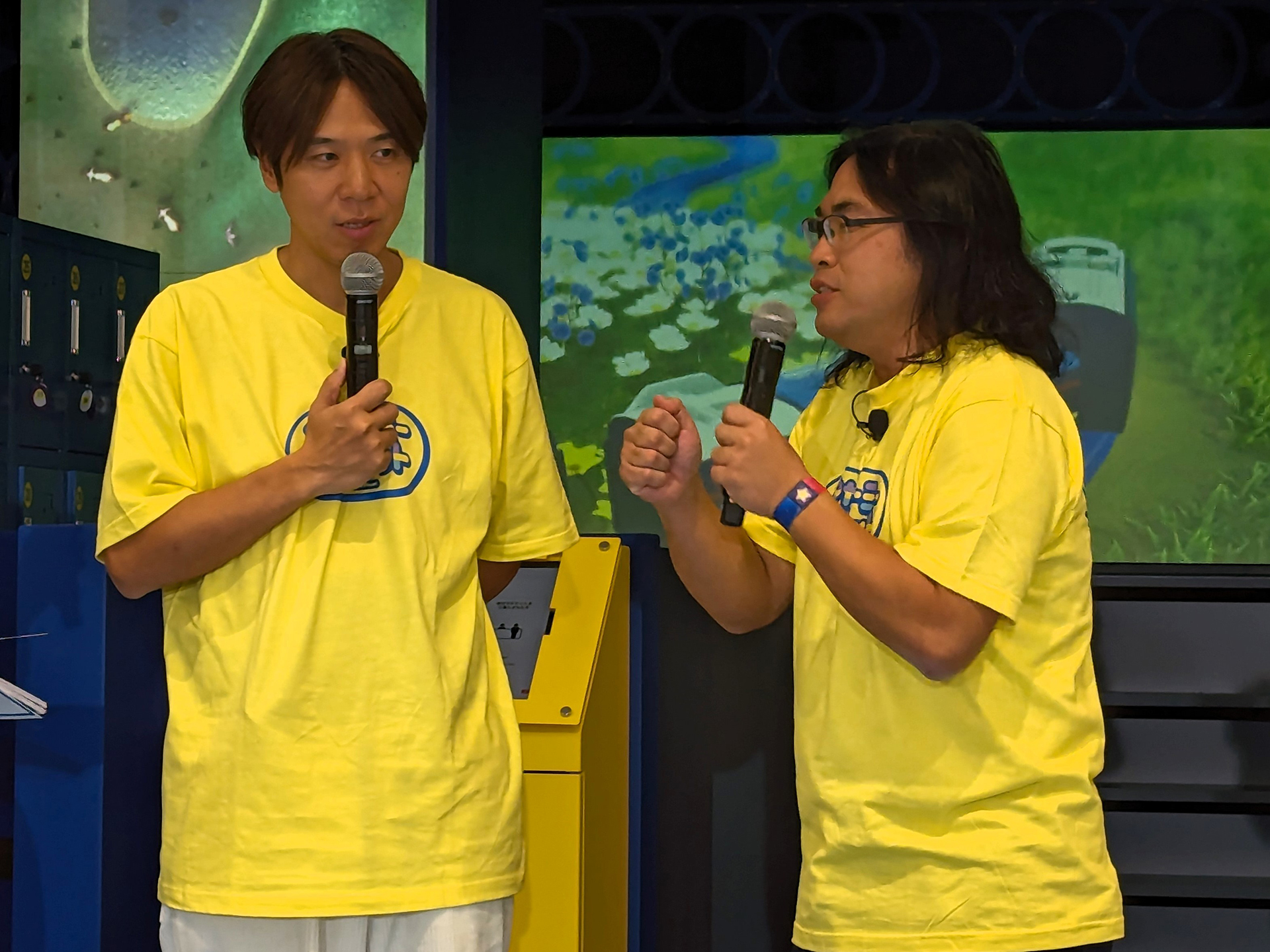 ゲストとして登壇したお笑い芸人コンビ、ロッチの2人。左がコカドケンタロウ氏で右が中岡創一氏