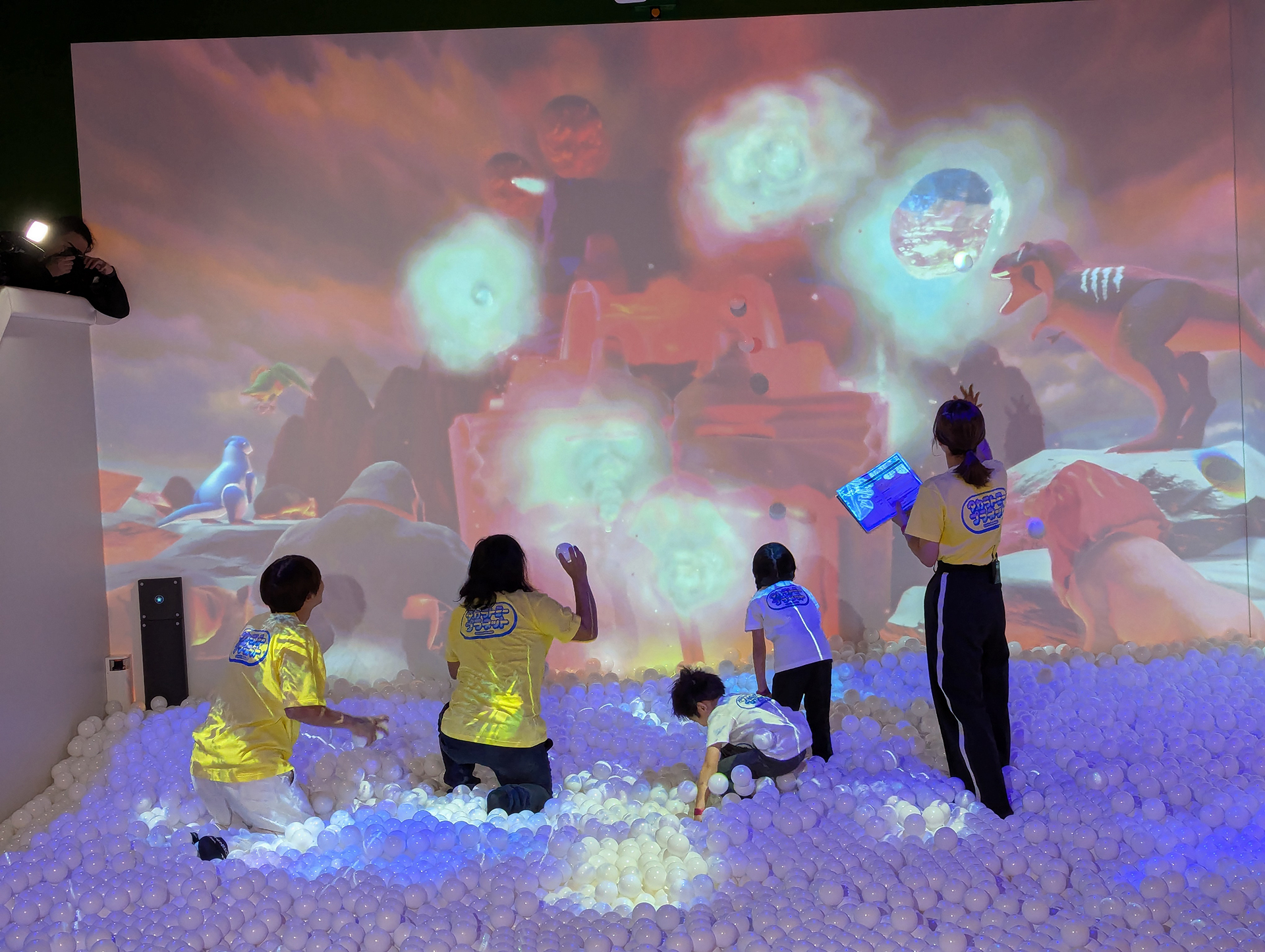 最後は全員で「冒険！アニアキングダム」のまとあてに挑戦！はしゃぎながら足元のボールを親子のように投げまくるロッチの2人と子供たち