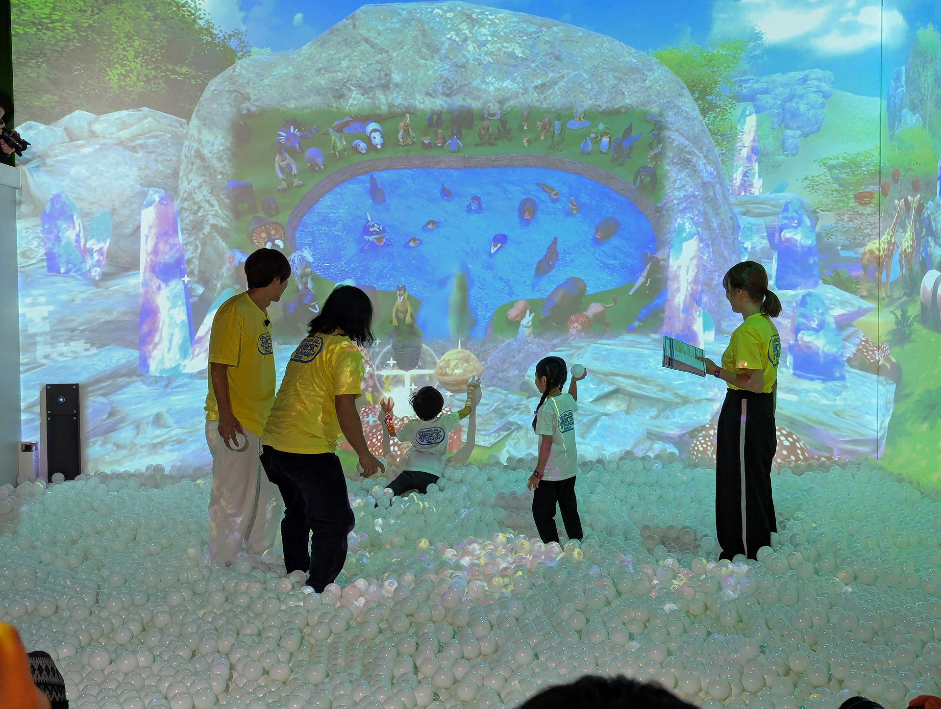 見事にたまあてゲームをクリアして喜ぶロッチと子供たち